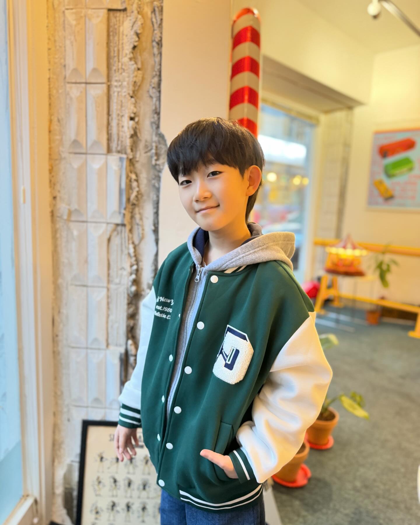 #광고 x kidikidi_kr  spao_kids 

바시티 야구점퍼 없는 아이들 집중‼️

스타일과 컬러까지 넘 이쁜 스파오키즈 야구점퍼 입니다 ⚾️

올봄에는 이렇게 입어줘야죠🌸 트렌디함 놓칠 수 없으니깐요!

편하면서 스타일까지 잡아주고 푹신한 쿠션지 소재로 넘 부드러워요 💕

✔️ 지호의 size tips!⭐️

131cm 26kg 

점퍼는 레귤러핏인데요~ 
루즈핏 하게 입히려고 한사이즈 크게 주문 했어요!

🟢 지호가 입은 헌터컬러는 키디키디에서만 단독으로 오픈되었어요 👍

#키디키디 #kidikidi #키디크루 #브랜드명 #상품명
#키즈바시티 #신학기룩 #신학기코디 #신학기아우터 #키즈아우터 #키즈바시티 #스파오키즈바시티 #키디키디바시티 #김나영바시티 #스파오키즈