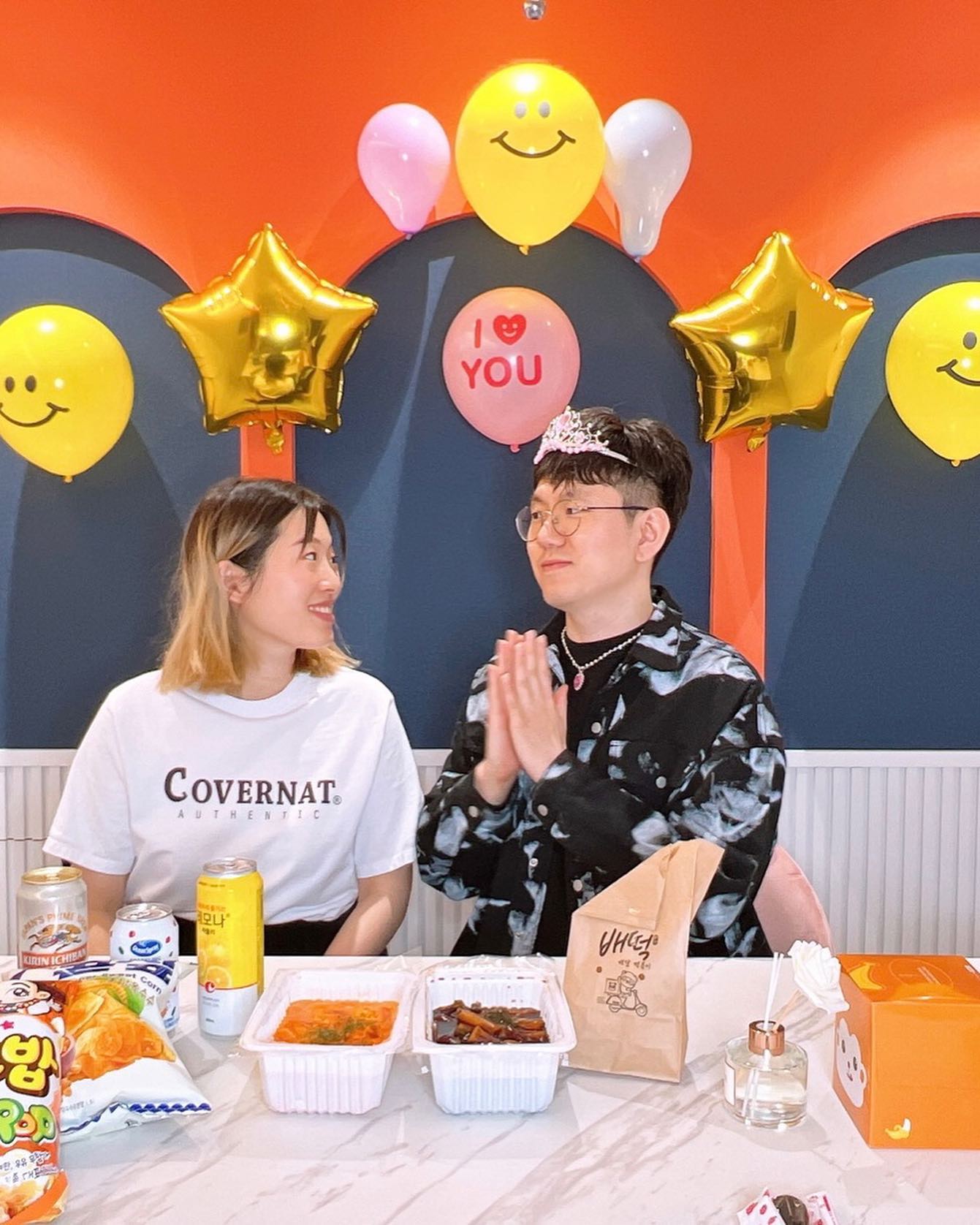 #협찬
영남알프스 파빌라 호텔 이용 솔직 찐후기입니다🥰

📍위치 : 울산 울주군 상북면 알프스온천5길 35
📌 주차 : 주차장 ㅇ
🧡 근처 여행 명소 : 작천정, 신불산 온천, 영남알프스

올해가 딱 7주년에 5월말이 기념일이라
미리 7주년 기념 파티 먼저 했어요❤️ 5월 말이라 글램핑 가기로 해서 그 전에 
왔답니다😘

친구들이랑 와도 재밌을 거 같아요!
보드게임도 빌려주시고 나중에 로비에 자판기도 생길 예정이라고 하네요💖
3층 침실은 간접등 조명이 은은하게 깔려있어서 분위기 짱짱,,!
2층 - 3층이 한 방이라 파티룸과 휴식 공간이 분리되어서 너무 좋았어요💓
가족끼리 놀러오기도 너무 좋고
등산 좋아하시는 분들도 추천드립니다!
파티용품도 다 준비되어있어서 진짜 몸만 갔어요!
조명도 다 있어서 인생샷 건졌답니다🌸 울산에서 파티룸 호텔을 찾는다면 여기는 어떠세요?🥳

#울산호텔 #울산키즈호텔 #영남알프스 #파빌라 #울산가족호텔 #울산파티룸 #울산숙소추천 #울산명소