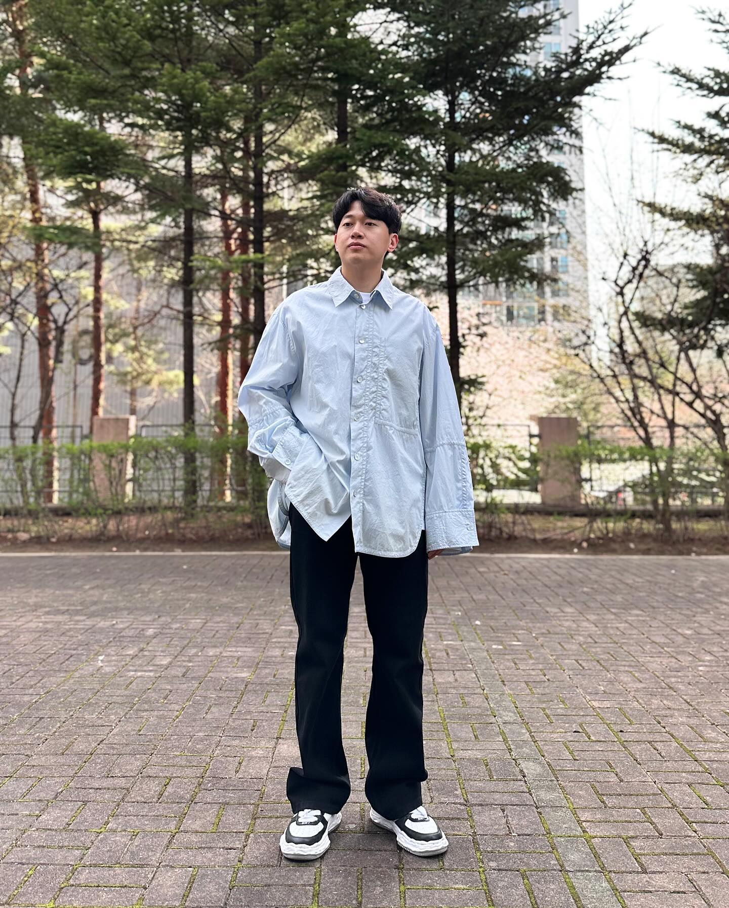 구김 디테일이 매력적인 우영미 크링클 셔츠
화사한 하늘색 컬러감🩵🩵
.
.
.

Shirt: wooyoungmi 
Pants: musinsa.official 
Shoes: miharayasuhiro_official