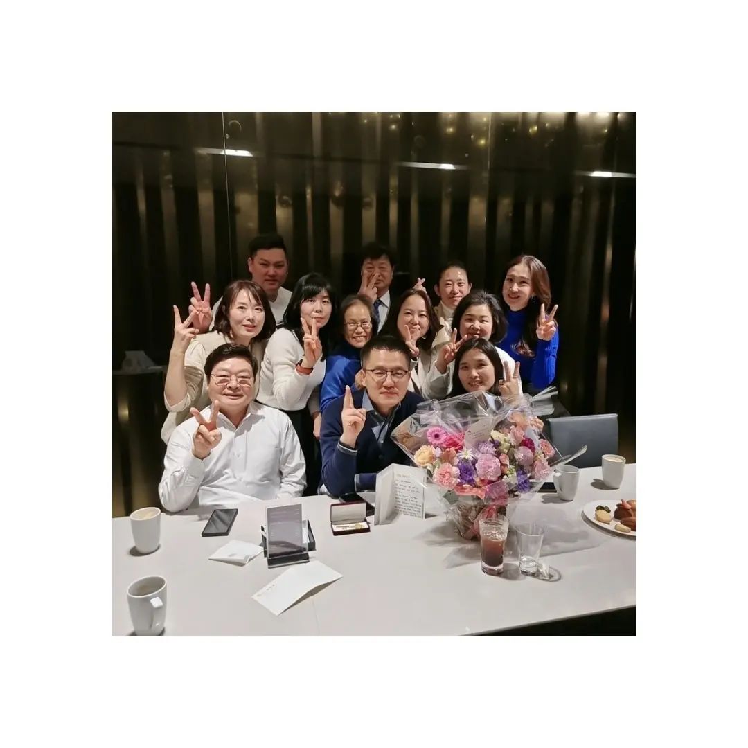 🍀인간은 서로 물들고 ~물들이는존재 입니다
ㆍ
ㆍ
같은일을 하면서 함께 고민을 나누고
성장하는 과정을 함께할만한 사람들을
만나고 곁에 두는건 힘든일인데 정말 소중한인연
감사합니다^^
ㆍ
ㆍ
63빌딩 여의도 인데 저는 왜 강남으로 가서 ㅋㅋㅋ
🤣🤣🤣🤣🤣🤣🤣🤣
ㆍ
ㆍ
우리 자동차보험 종신과정 특별반 대표님과 팀장님들
2023년 함께여서 감사했고 
ㆍ
2024년 함께또 성장해요🙏
ㆍ
ㆍ
특히 김중훈대표님 저희 성장에 큰힘되주셔서 감사합니다
ㆍ
ㆍ
#자동차보험 #63빌딩 #여의도63빌딩맛집 
#김중훈대표님 #전지적자동차시점 #63빌딩뷔페파빌리온 
#운동하는보험설계사#숨은보험금찾기