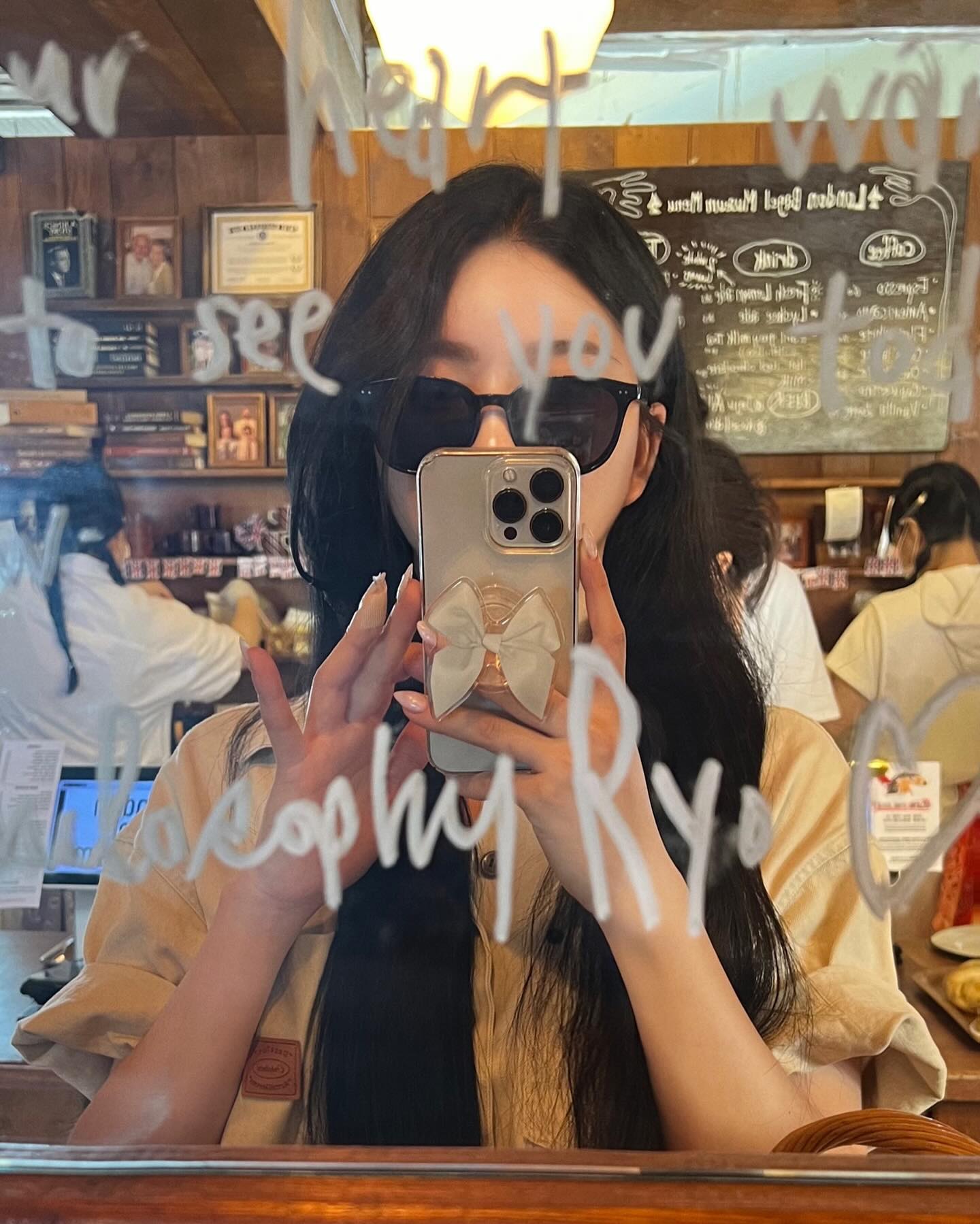 나애 일기
모르는 번호로 전화오길래 아 자꾸 뭐세요 했음 
근데 사실은 나는 지갑 떨군지도 모르고 베이글이나 먹고있던 애였던거고 ㅜ 어떤 천사가 내 지갑을 주워서 신고를 해줬던거지 역시 세상은 아름다웡
끝