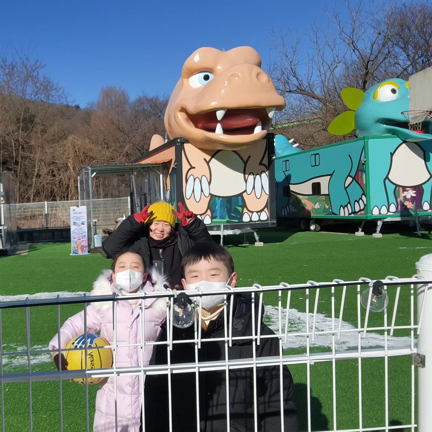 캠핑도 사랑하고
공룡도 좋아하는 가족에게
최고의 선물인 #두리랜드공룡카라반파크 
다른 카라반보다 더 크고
실내 놀이터도 있어서 영하15도
화장실이 얼었음에도 재밌게 놀다옴 ㅋㅋㅋ
다 포기해도 불멍은 포기못허쥐~
날 포근해지면 또 가기로 약속함 ㅋㅋ
다음에는 티라노에서 숙박예정~

#캠핑 #카라반 #불멍 #군고구마 #두리랜드 #캠퍼가족