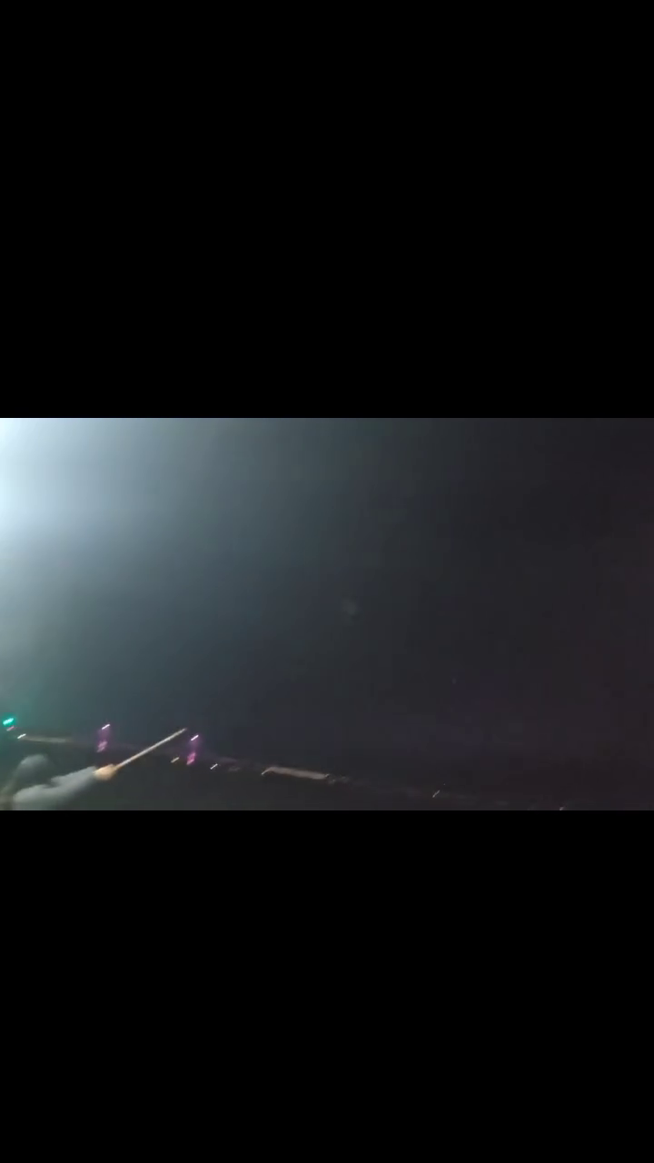 폭죽 이렇게 무서운거였냐ㅠ
쳐다도 못보고 언제 끝나는지만 기다림ㅠ
그와중에 우리 폭죽 약간 구린(?)거여서 멀리 나가지도 못했다..
마지막엔 돌구가 손 흔들래서 ㅋㅋ아무렇지 않은척 손인사👋👋