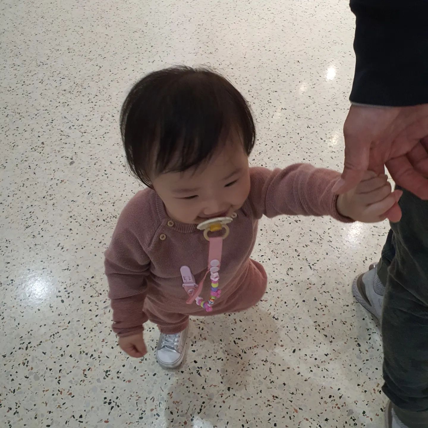 10시간 비행도 거뜬!
언제 이리 컸누 우래기👏 뭉클🥰

Who is the happy baby in Aus.🇦🇺☺️👶🥰

#시드니 #호주한달살기 #돌아기