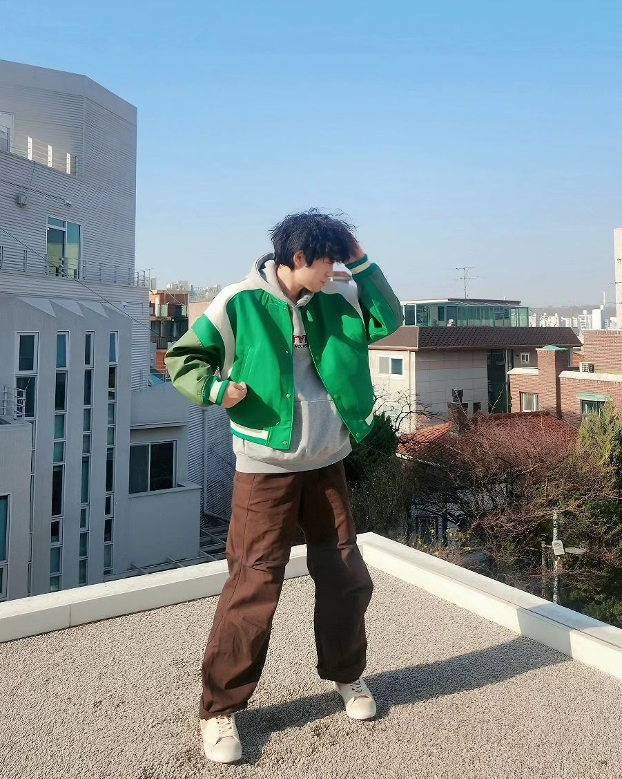 민트초코or 애플민트 좋아하시는분??
오늘 코디는 여러가지 색조합이 있는 코디입니다💚🤎

바시티자켓에 파라슈트팬츠로 맞추기
자켓 컬러가 3가지 색감이라 아주 맛도리입니다👍

신발은 나이키×도옌 콜라보 블레이저입니다
역시 날 좋은날 📸