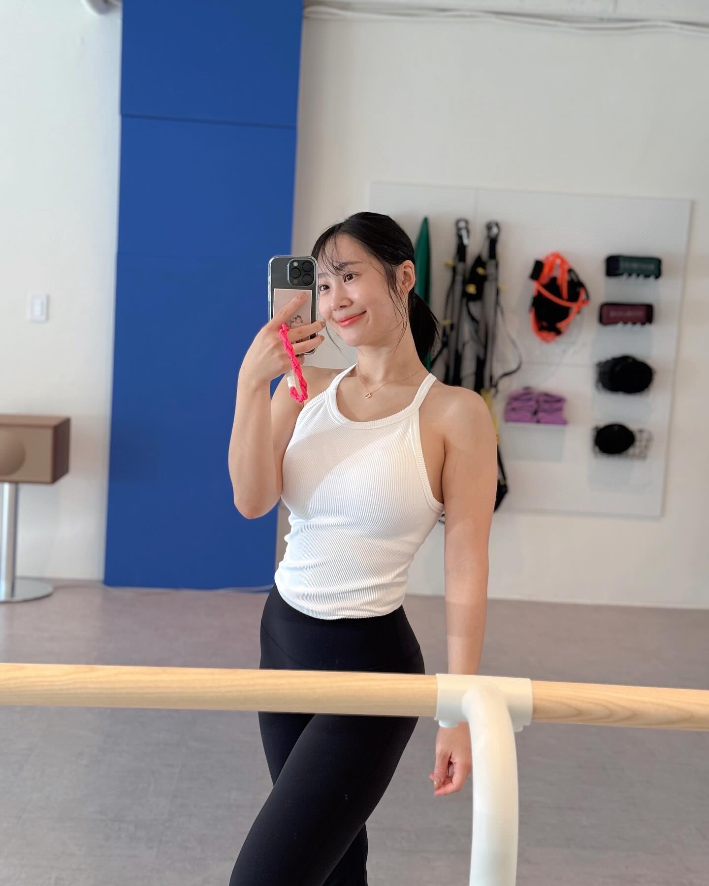 모두가 떠난곳에서 혼자 흥겹게 사진찍기 📸
정상인척 , 대두샷 , 똥폼샷 , 쭈글샷 
주1회 바레 + 주1-2회 간헐적헬스 로 열? 운동중입니다 ㅋㅋ
오랜만에 만난 회원님이 넘 이뻐졋다구 해줘서 기분양껏 좋아요😆
아가 어린이집가면 운동 진짜 많이해야지!!!!!

그나저나 맘선배들!!!!!!
쏨이 어린이집 상담다니고잇는데 두군데다 
좋아보여 넘나 고민되요!
어린이집 고를때 이거진짜 중요하다!! 하는 꿀팁잇음 좀 알려줘 세영.:ㅋㅋㅋ
막상 보내보니 별로면 어쩌나 싶기도 하구… 
다 다르겠지만 이 기준대로 보냈더니 후회없다! 잇나요?! 

-
셀카 속 초보맘의 얼집고민 .. 📝