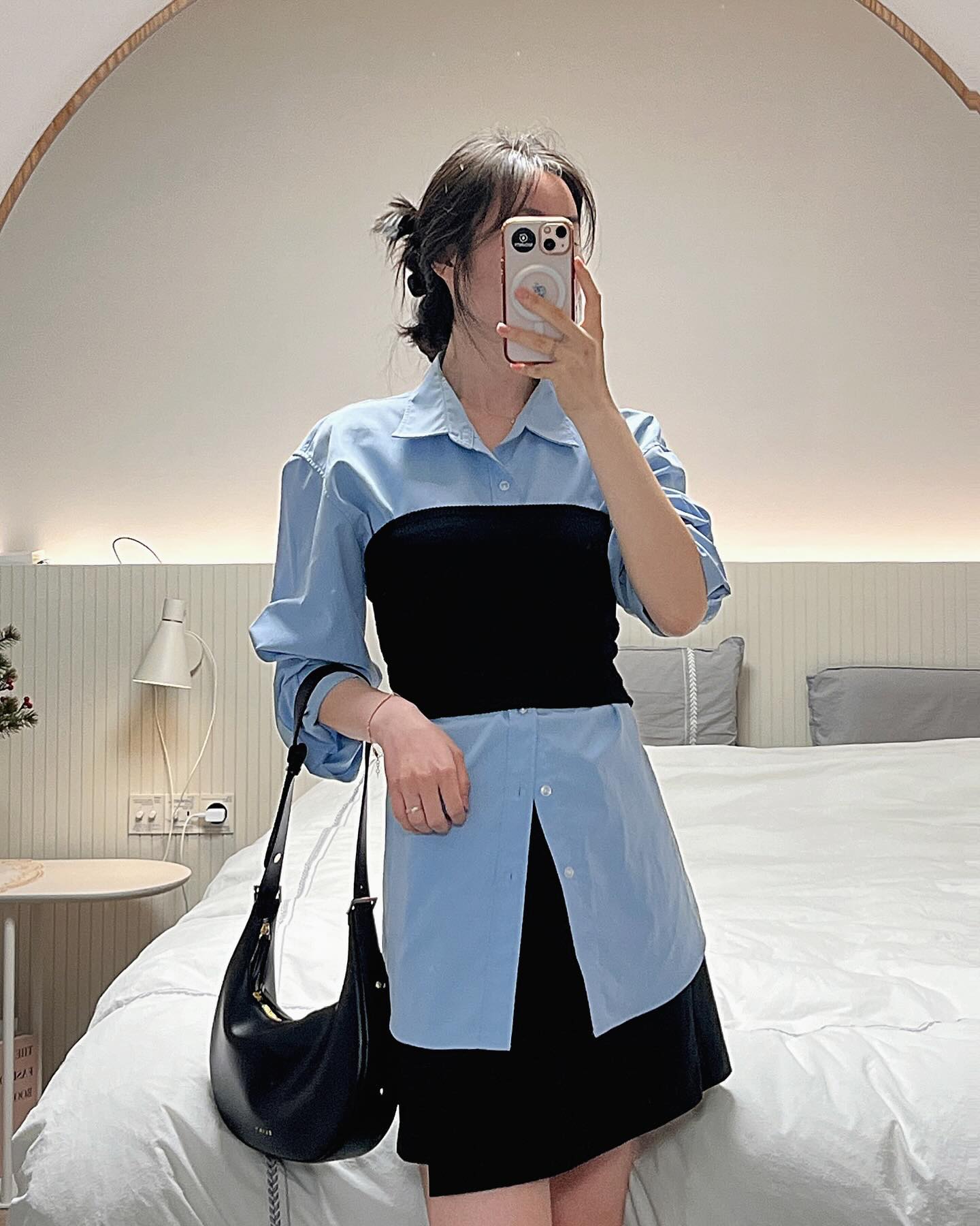은근 맘에 드는 조합 ➰
블루셔츠에 블랙탑
반달쉐입의 블랙호보백 잘 어울려 :)

부드러운 소재와 자연스러운 모양에
자주 손이 갈 거 같아요 

전 아침부터 병원갔다
지쳤습니다😅

맛있는 거 먹자는 말에
겨우 씻고 나가요

다들 저녁 맛있는 거 먹기!!

look info➰
top pasteltime_ 
bag elint_official #gift 

#elint #엘린트 #로웰백 #호보백 #디자이너가방 #봄코디추천