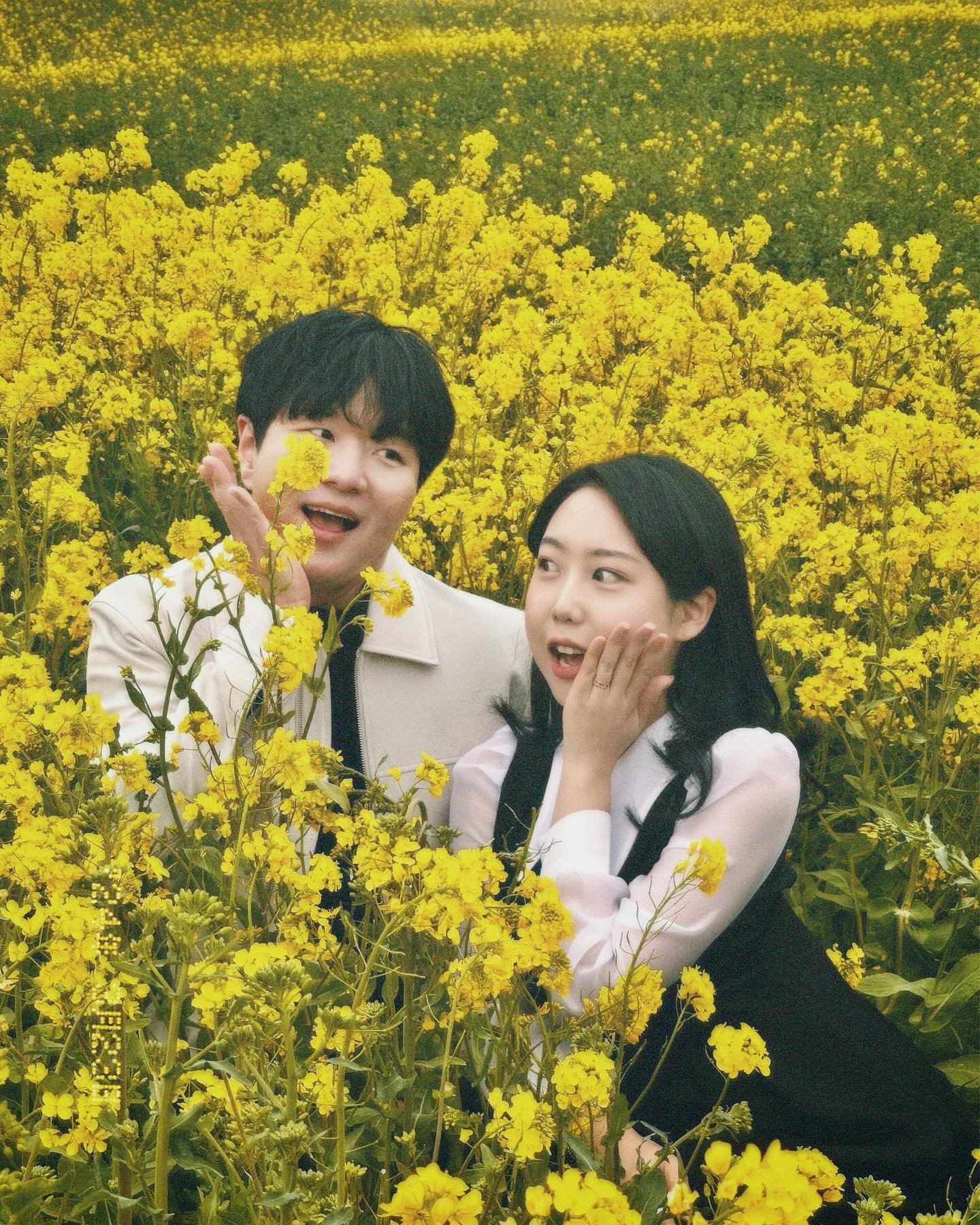 🌼💛🌼💛🌼
3년째 유채꽃밭에서 사진 찍는 우리🤍
4번째 사진은 인스타 현실 편이랄까.....?🤭

+ 여자 가방 너무 잘 어울리는 오빠님 ㅋㅋㅋㅋ

*

보람이 언니 결혼식 끝나고,
주준커플이랑 유채꽃 나들이 다녀온 날🌼

사진 부심 넘치는 넷이서 자기가 잘 찍는다며 경쟁하는데
서로 찍힐 땐 오히려 좋아🎶 ✨ 

술 마실 거라고 차도 두고 가놓고
4명이서 ㅋㅋㅋㅋㅋ 각자 하이볼 1잔...? ㅎㅎ

근데 노래방 텐션 무슨 술 한 짝 마신 텐션♨️
새벽에 택시 탄 우리가 너무 어이없는데

모오때 ~ 🩵

zoo__hyuny l zoo__ny