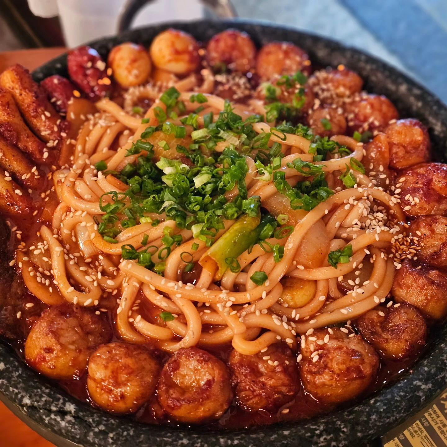 서울대입구 샤로수길에 위치한

이제는 주변 가게들 비교하면 
오래되어버린 맛집 '안녕부산'

양념대창도 맛있지만
육회비빔밀면과 육수가 진짜
너무 맛있다
올만에 오니 또 맛있네🥹🥹🥹

#서울대입구맛집 #샤로수길맛집 #안녕부산 #양념대창