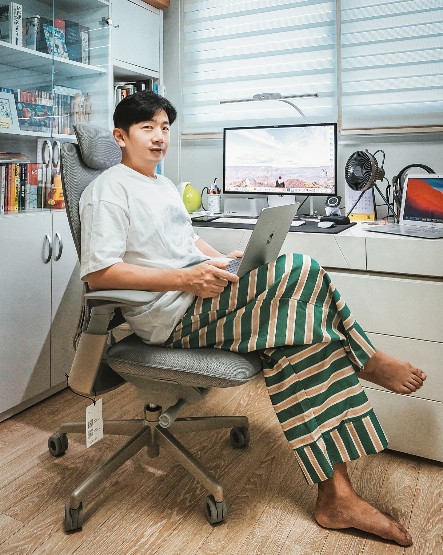 #무료제공

포토그래퍼는 외부에서 사진 찍을 때 빼고는
대부분의 시간을 앉아서 작업하는데 씁니다
최근에는 사진과 영상을 텍스트로 이미지를 구성할 수 있는
AI 기술까지 발전하면서 새롭게 배워야 할 것이 많다 보니
앉아서 일 하는 시간이 더 많아졌습니다

이렇게 저처럼 오랜 시간 앉아서 일 하는 사람은
목, 허리, 팔 등에 무리가 올 수도 있어서
항상 바른 자세를 유지하려고 노력해야 하는데요
그래서 저는 의자를 가장 중요하게 생각해요

#시디즈T90 은 시디즈에서 새롭게 선보인
#하이엔드의자 로 #퍼포먼스공학의자 라고
불릴 정도로 시디즈의 기술이 집약된 의자인데요

헤드레스트 조절, 플렉서블 등판, 하이 컴포트 폼,
파노라마 4D팔걸이, 퍼펙트 피팅 럼버서포트 등
내 몸에 맞게 조절해 일을 할 때나 휴식을 취할 때도
바르고 편안한 자세를 유지할 수 있게 해주는데요

저처럼 장시간 앉아서 일한다면 자세는 물론
작업 능률까지 올릴 수 있는 #시디즈 #T90 을 만나보세요

#시디즈의자 #사무용의자 #사무실의자
#컴퓨터의자 #작업실의자 #실리콘밸리의자