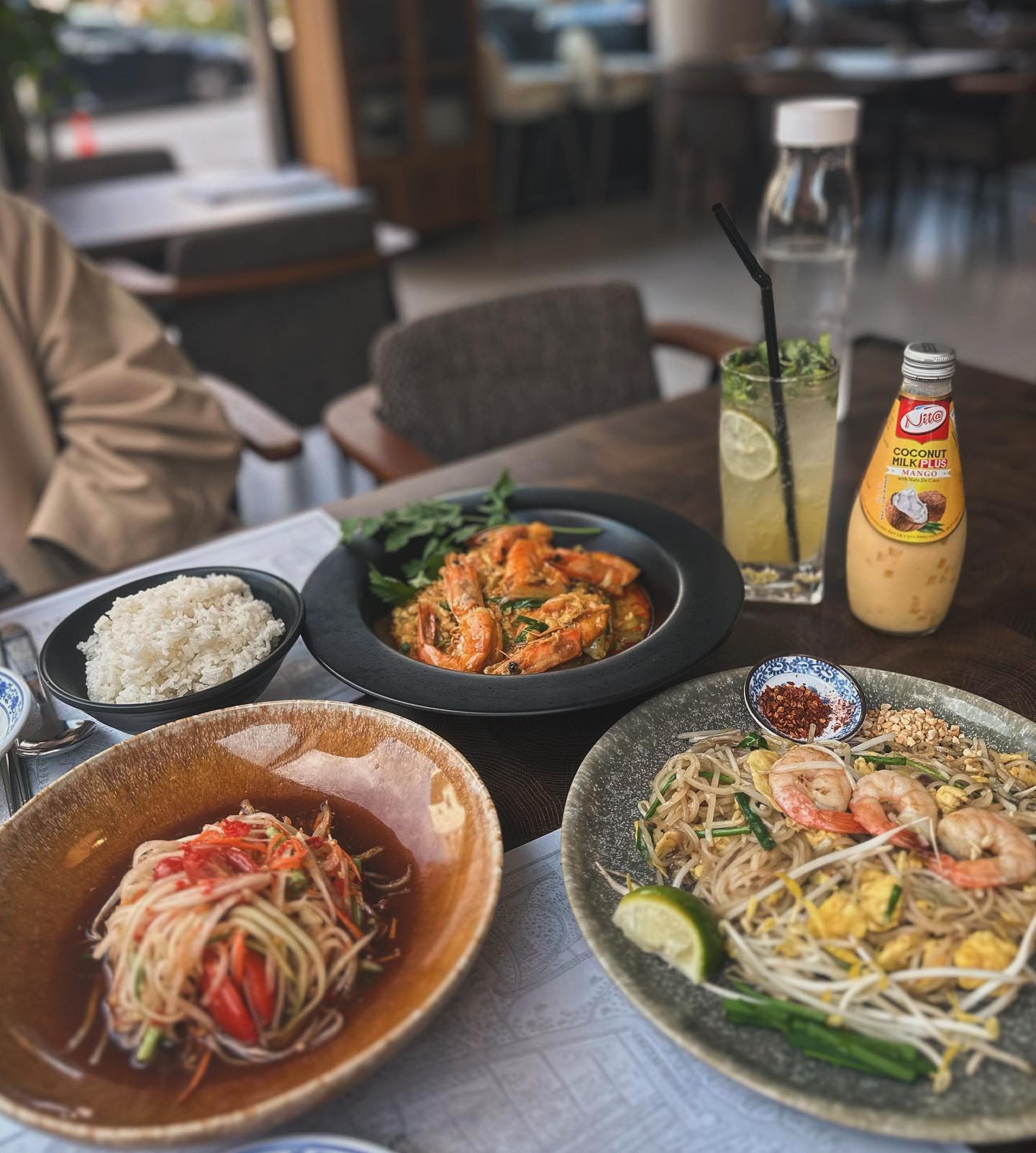 백운호수에 위치한 태국 음식 맛집 싸얌을 다녀왔어요.🇹🇭🥢

최근에 백운호수 근처에 꼬마빌딩들이 아파트 주변에 많이 생겨서 맛집이나 카페들이 많이 생기더라구요~ 저번에 브런치카페에 갔다가 제가 너무 좋아하는 태국음식점이 새로 생긴걸보고 바로! 방문했어요 :)💨

르 꼬르동 블루 타이 출신 셰프의 레시피로
태국 현지의 맛을 살린 싸얌만의 타이 퀴진이랍니다.

똠얌꿍을 먹을까 , 태국커리을 먹을까 고민하다가
아직은 태국음식에 초짜인 언니랑와서 좀더 우리입맛에 잘맞는 부드러운 코코넛밀크가 들어간 태국식 꿍팟퐁커리로 골랐답니다. 
다양한 태국음식 입맛에 딱맞고 너무 맛있게 잘먹고 왔어요 🥰

매콤 새콤 그린파파야 샐러드 쏨땀 12.0
팟타이 13.0
쿵팟퐁 커리 25.0
코코넛밀크 망고 6.0

sa_yum_thaicuisine ☀️
#태국음식 #태국맛집 #의왕타임빌라스 #의왕타임빌라스맛집 #타임빌라스 #타임빌라스맛집 #타임빌라스의왕 #의왕맛집 #의왕카페 #의왕브런치 #먹스타그램 #맞팔 #먹팔 #백운호수맛집 #싸얌 #좋반 #foodphotography #foodblogger #thaifood #thaicuisine