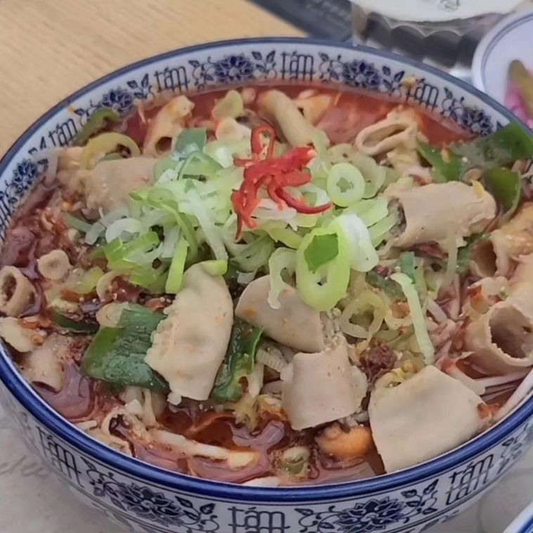 #협찬 #압구정로데오맛집 
갤러리아 백화점 명품관 WEST관 지하1층 푸드코트에 맛집이 있었네요.

줄서는 식당 콤보C세트(3인이 함께 쉐어해서 먹을 수도 있을 정도로 푸짐해요.) 주문했는데 푸짐하고 맛있고 진해서  요즘 보기드물게 가성비와 맛 모두 만족시키는 맛집을 찾은듯요.

재료를 아끼지 않고 넣은듯~ 그래서 보양 쌀국수라고 했는지, 육수가 완전 찐합니다~ 👍 

매운곱창쌀국수는 매운맛 0~3단계까지, 1단계라도 매우니 주의~!!
 
직화숯불소고기쌀국수 불향가득한 소고기와 쌀국수의 풍미가 혀를 즐겁게 하네요.

갈비튀김(프라이드 바우테) 강추요~!! 
바삭한 갈믜강정 맛이에요. 

여기 맛집 맞네요~!!
 
➡️ 땀땀 갤러리아 백화점 명품관 WEST관

📌 위치: 서울시 강남구 압구정로 343 갤러리아백화점 명품관 WEST 지하1층
✅️ 전화번호: 02-6905-3319
⏰️ 영업시간: 매일 10:30~20:00

#압구정맛집 #압구정쌀국수 #강남갤러리아맛집 #압구정로데오역맛집 #압구정갤러리아맛집 #원조매운소곱창쌀국수