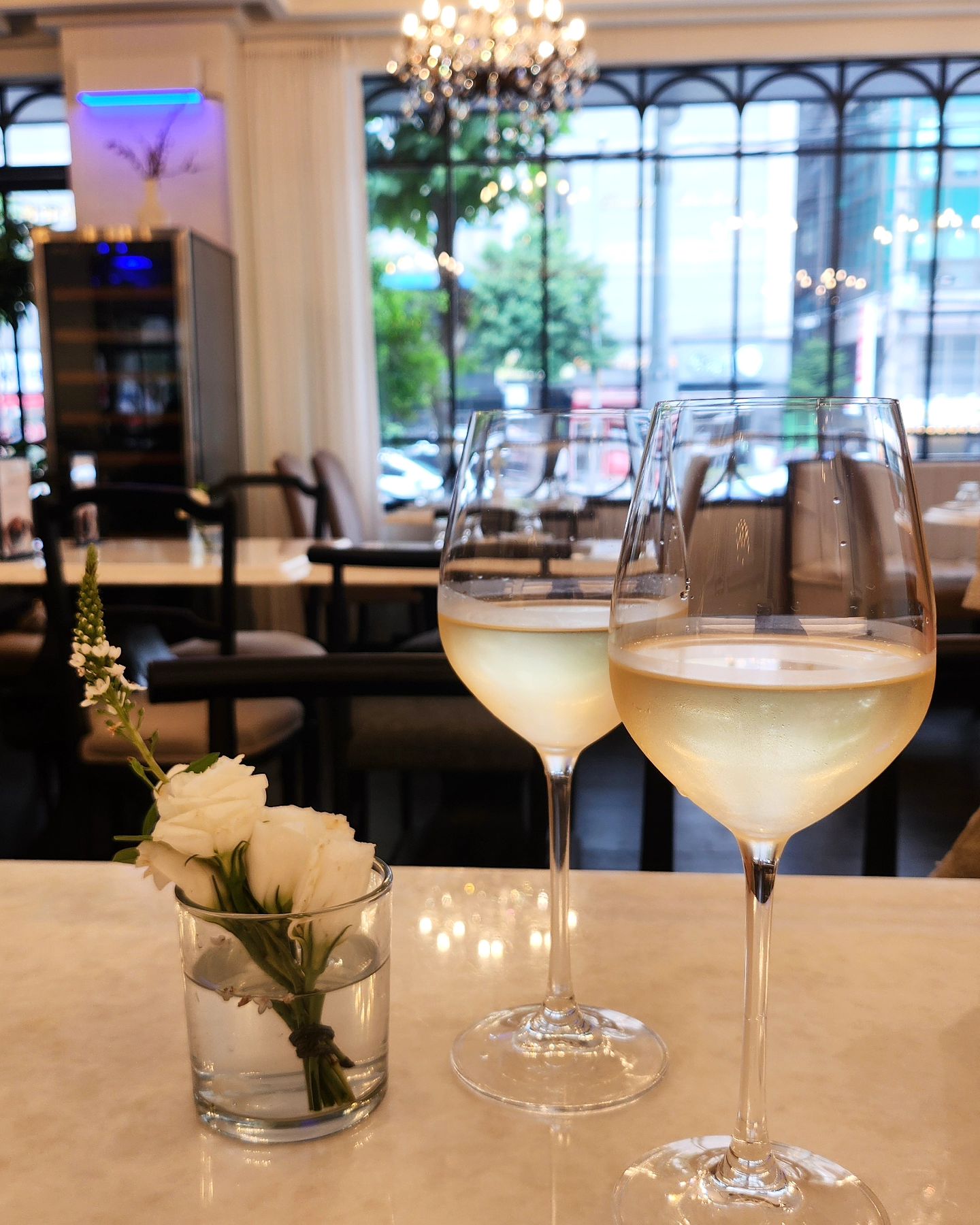 #일상의여유
_
사업을 접고 팽팽 쉬는시간을 보내고 있어요😄
벌써 6개월이 지났네요.
시간 진짜 왜이렇게 빨라~~~
슬슬 새로운 배움을 하면서 다시 바빠지고 있어요🥲
항상 시간이 되면 이사람도 만나고 저사람도 만나야지하고는
허송세월 보내고 다시 시간에 쫒기는 생활ㅜㅜ
바쁘고 분주해도 마음은 여유를 가지고 차분히 하나하나 해내고싶은데...
사람은 참 안변해요 그츄?😂😂😂
그래도 예쁜곳에 가서 맛있는 음식먹고나니 좀 생각이 정리도 되고 한결 차분해진 것 같아요♡
서초동 남부터미널역에 있는 #마리스테이블
분위기도 너무 좋고,음식 맛도 넘 좋아서 귀한대접 받는 느낌!
예당갈때 여유있게 가서 들러보세요😃
강추강추🥰💕
다시 일상으로 돌아와 감사를 찾아가려구요!
오늘도 새날을 주심 감사합니다💗
.
.
#40대맘일상 #서초동맛집추천 #서초동레스토랑 #남부터미널브런치 #예술의전당맛집 #효언니일상
#감사그램 #행복한시간😍