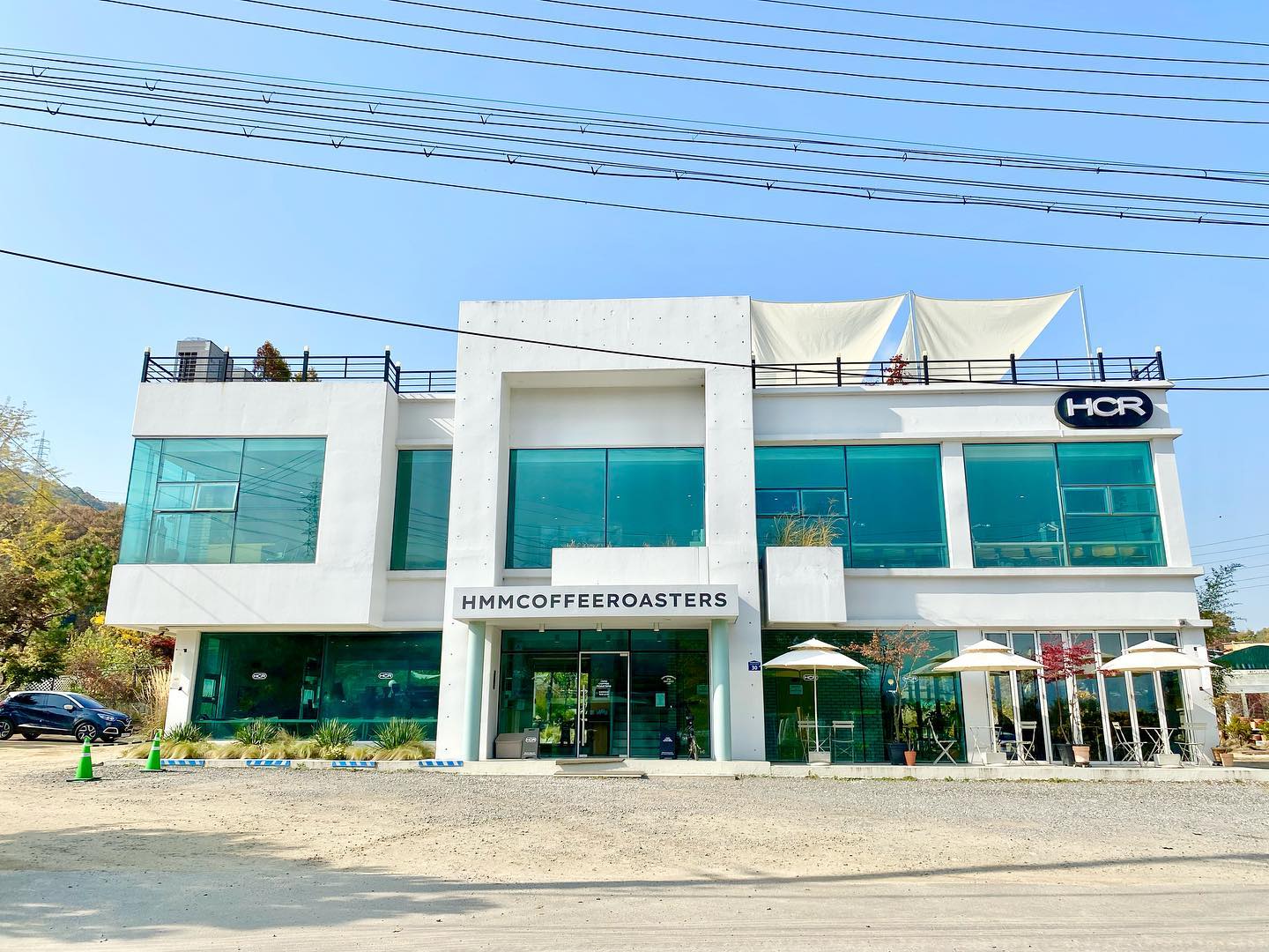 경기 하남 대형카페 #흠커피 

춘궁저수지 뷰 휘낭시에 맛집
사진찍기 좋은 야외정원이 있어
데이트 장소로도 제격!

대중교통 이용 방법
1번, 30-5번 버스 탑승 후 고골 낚시터 하차, 
낚시터 방향으로 도보 3분 정도 이동하면 도착

야외정원 포함 1층부터 3층 건물, 
루프탑도 있어서 어디 앉아도 멋진 풍경 감상 가능!

💡애견동반 시 야외정원 이용

hmmcoffee_roasters 
chuble_official 

👉 영업시간
10:00 ~ 22:00
연중무휴
