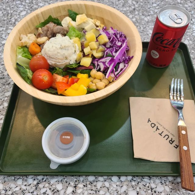 헬쓰아리(헬쓰앓이) on Instagram: "#광고 #협찬 업체로부터 제품을 제공받아 직접 먹어보고 작성한 글입니다. 안녕하세요. 헬쓰아리입니다. 광화문에 있는 프루타다에서 샐러드를 제공 받아 잇