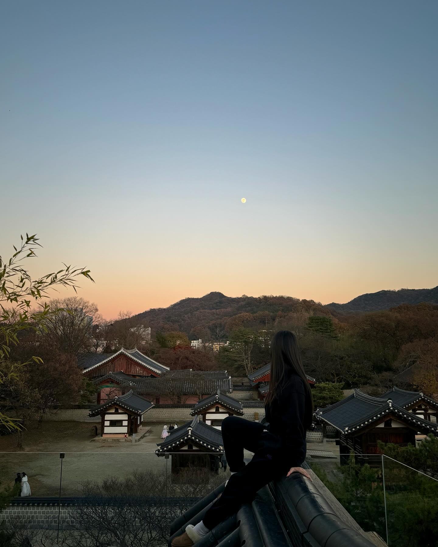 노을지기 시작할때 찍었으면 조금더 이뻤을테지만
한복입고 기다리시는분들께 양보함😊

예쁜 전주한옥마을과 이쁜 달과 함께한 사진🩵