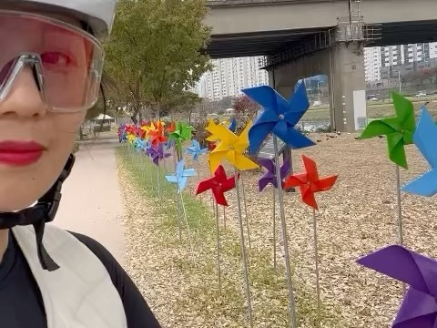 요즘 젤 열씨미 하는 거 ㅎㅎ
넘넘 잼나단 말이쥐
왕복 50km쯤이야 머 
오늘 자정거 좀 탔네 하는 고딴 느낌?! 
겨울에도 패딩입고 탈끄얏
오늘 비와서 산도 들도 못가니 좀쑤시니 아쉬운데로 맨발걷기!!!
찝찝한데 개운한 이거 뭥미!!

#자전거타는여자 #뛰뛰빵빵#가을아가지마#자이언트하이브리드 #언니달려🚴🏻‍♀️