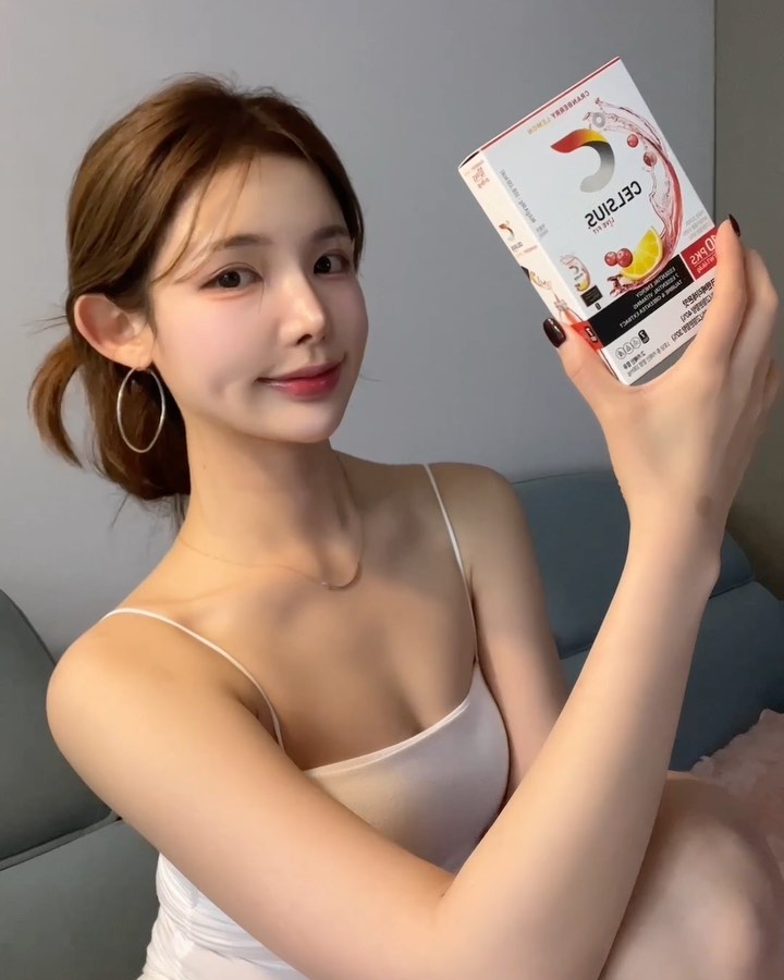 최애컬러 핑쿠 💓라 눈도 즐거운 
미국판매1위 에너지드링크 celsiusofficial 셀시어스 🐰 

🎀 스틱형 포로 되어있어 휴대성이 좋아요 !

🎀 제로칼로리,제로슈가인데 마시기만해도 -100kcal 버닝! 
 ( 다수의 sci급 논문과 임상으로 입증되었다고해요 )

🎀 필수 비타민 7종이 하 루 권장량의 100% 이상 들어있어요!

🎀 근육의 피로와 손실을 줄이는 타우린 1090mg도 함유!

🎀 글루텐x 보존료 x gmo x (중요중요)

🎀 자연 추출 원료의 천연카페인 100mg 
 ( 천연카페인이라 수험생이나 직장인처럼 카페인충전이 필요한데 커피 마시기  부담스러울 때 마셔도 너무 좋을것 같아요 ! )

웨이트후 유산소할 힘이 부족할 때 좋을것 같네요!!!
진짜 연휴끝나면 운동해야징 ~ 헷 •_<