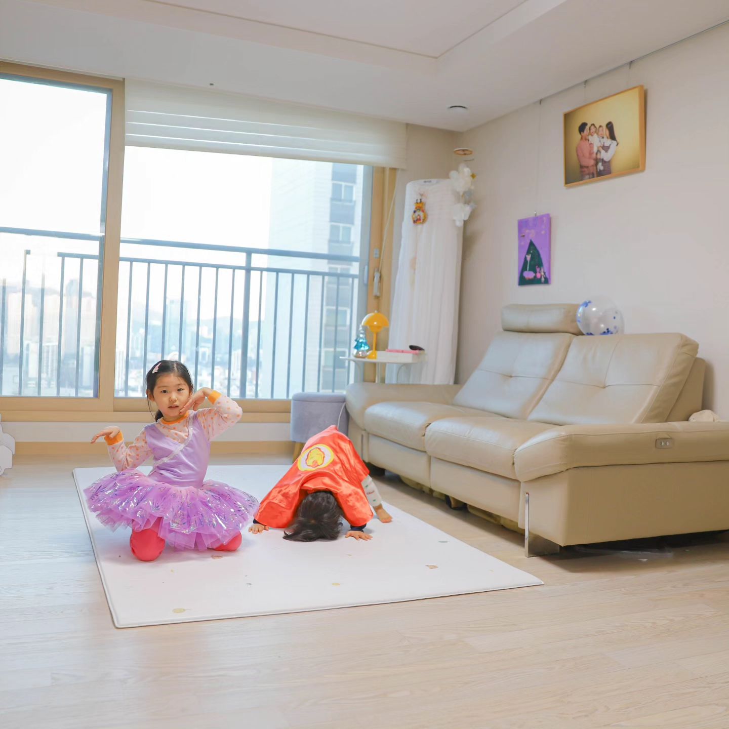 #ad
매일 슈퍼맨과 발레리나가 출몰하는 우리집
남매를 키우며 가장 걱정되는 층간소음
다들 거실엔 어떤 매트 쓰시나요?

온가족 함께 쓰기 좋은 국민 유아매트
파크론 라퓨어 PVC매트를 사용중이랍니다

폭신폭신 두께도 적당하고 아이들과 생활하기 좋아요
사이즈도 적당히 커서 거실 뿐만 아니라 아이방, 안방에도 활용할 수 있답니다
특히나 아이들이 좋아해주니 이번 디자인도 잘 골랐단 생각이 들어요 ♥

주말 내내 둘이서 여기 파크론 거실매트 위에서 단잠을 주무셨다는 후문 ㅋㅋㅋ
밤에는 안방으로 끌고와선 남편이 바닥에서 꿀잠을 청했고요 양면 활용에 인테리어 효과도 톡톡
넘 만족스러워요 >_<

.

.

.

#제품제공 #아기매트 #유아매트 #거실매트 #파크론 #인테리어매트 #층간소음매트