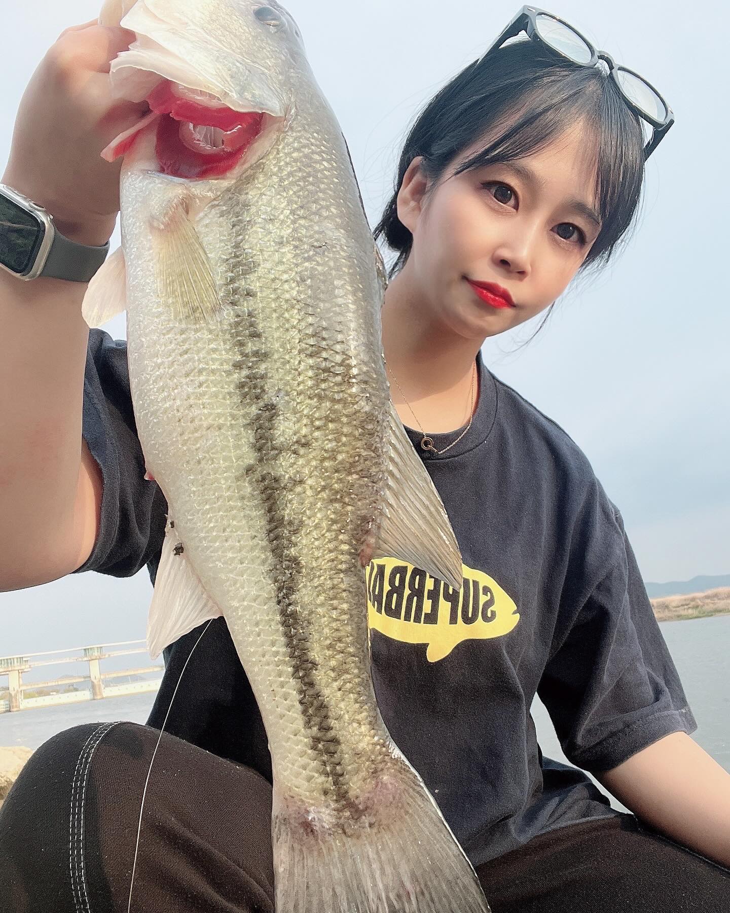 나한텐 귀여운놈들만 잡히는데 왜?🤷‍♀️
.
.
.
.
#배스 #배스낚시 #루어 #루어낚시 #민물낚시  #낚시하는여자 
#낚시 #앵글러 #빅원  #일상 #소통 #バス #バス釣り #ルアー #bass #bassfishing #bassangler #angler #lure #lurefishing #bigone #fishing