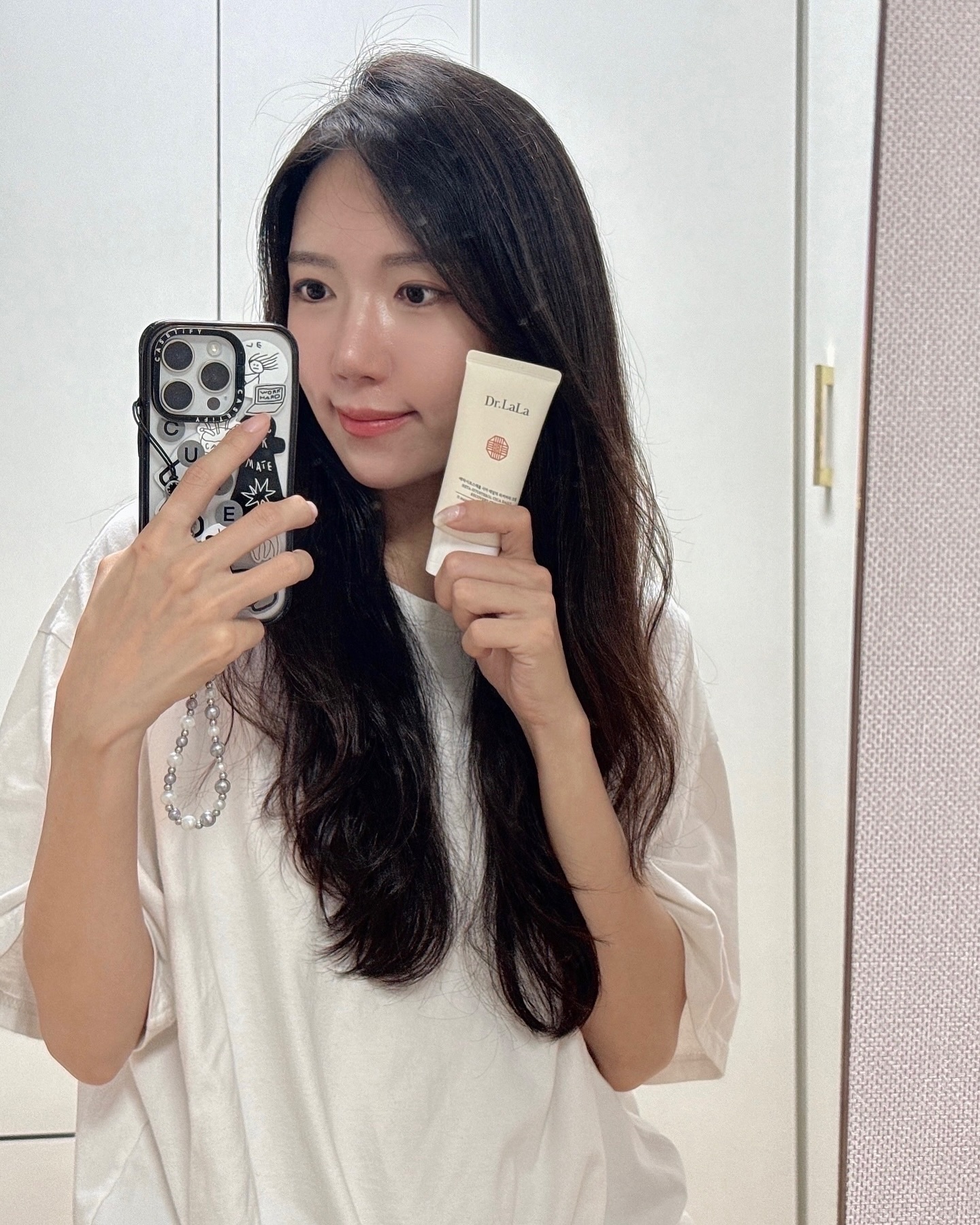 #협찬 drlala20220312
닥터라라 시카 데일리 리커버리 크림 소개해요 :) 
강남 라라성형외과 김종도 대표원장이 수년간 연구하여 개발한 닥터라라 시카 데일리 리커버리크림은 식약처 2중 미백, 주름개선 기능성을 인정받아 강남 성형외과 입점한 제품인데요. 
EWG 그린등급의 100% 원료를 사용하여 만든 비건 인증 크림으로 피부 저자극 테스트 결과 48시간 무자극에 천연 보습성분을 사용하여 만든 고보습 제품이에요.
천연 식물성 원료를 주성분으로 만든 리커버리 크림임이라 전성분에 가장 많이 들어간 성분이 정제수가 아닌 병풀추출물이고 무려 최대치로 들어간 고함량에 100% EWG 그린등급의 원료만 사용하여 온가족이 로션 대용으로 사용하면 좋은 제품이라 추천해요!

#시카리커버리크림 #강남성형외과입점 #닥터라라 #크림 #데일리크림 #크림추천 #화장품추천 #뷰티 #뷰티템 #보습크림 #제품협찬 #광고모델 #제품광고 #광고 #잇템 #일상 #맞팔 #좋반 #좋아요 #패션 #데일리 #관리하는여자 #셀피그램 #셀피 #셀스타그램 #인기게시물 #like #selfie #selstagram