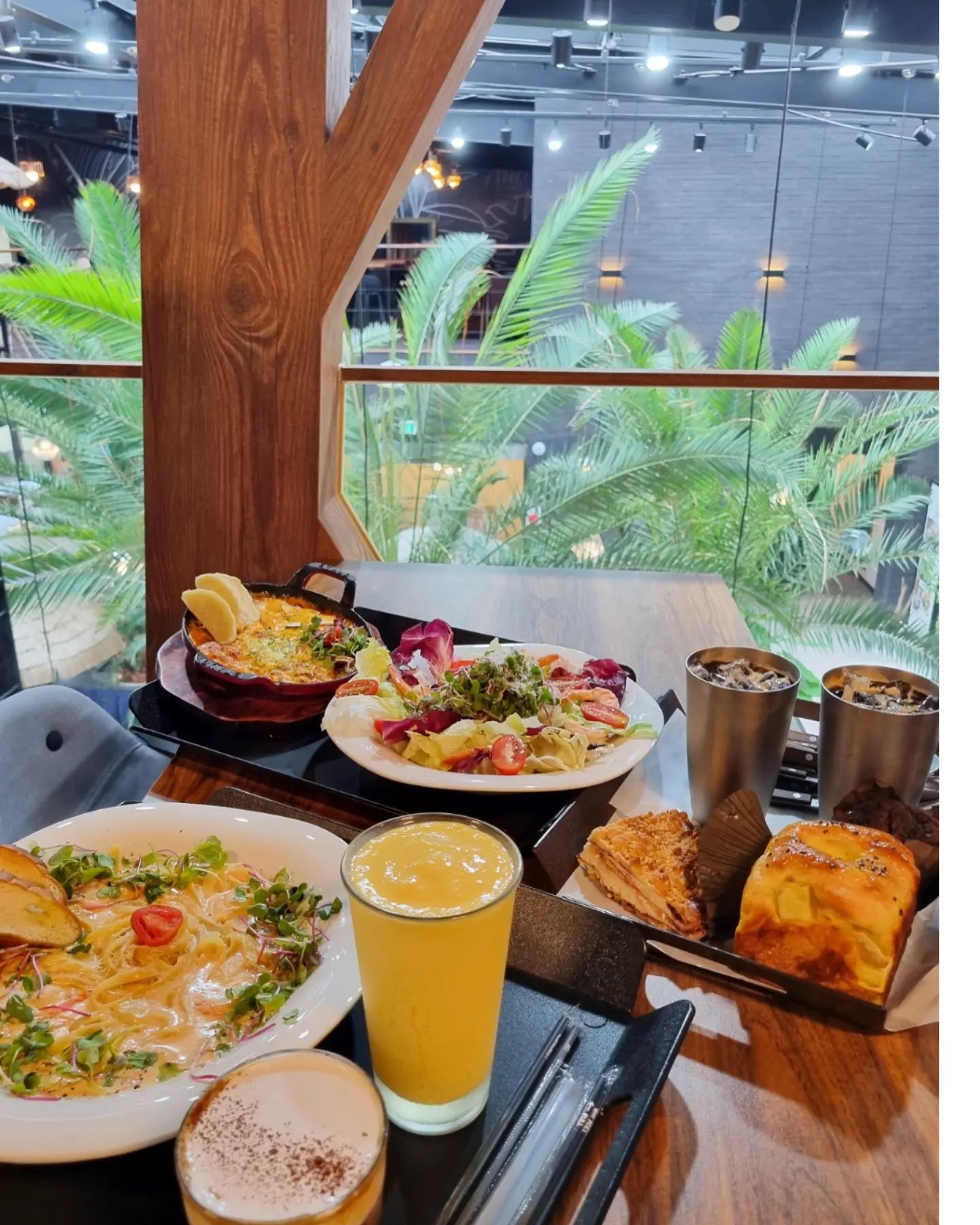 🥗

얼집 땡땡이 치곤 시화호수 뷰가 펼쳐진
브런치카페에서 외할미랑 이모랑 쪼인

#야자수브런치베이커리카페