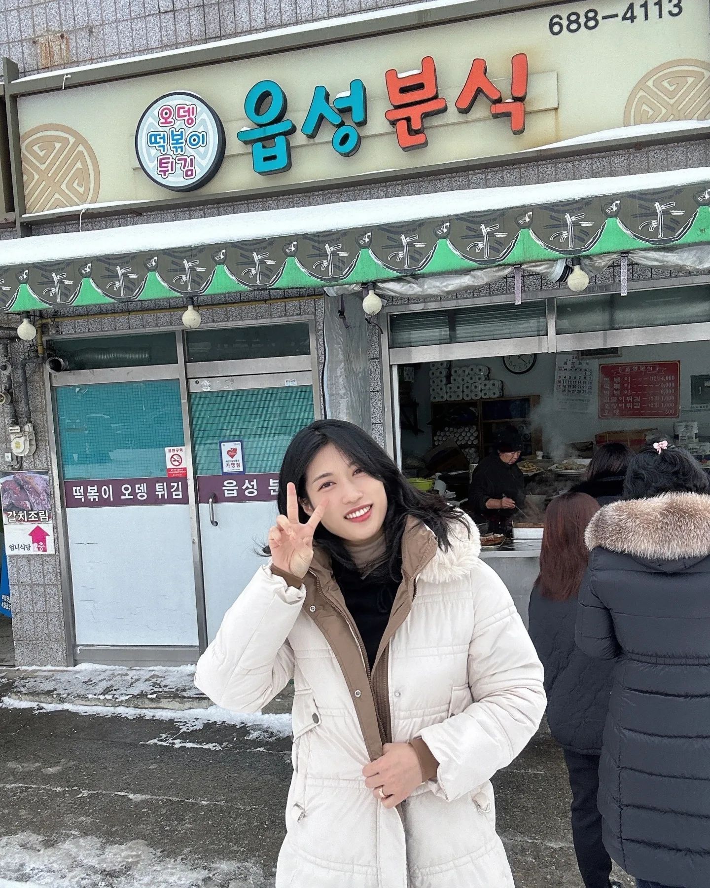 서산에서 빠질 수 없는 [해미읍성]
- 충남 서산시 해미면 읍내리

해미읍성 주변으로 먹거리가 많지만 그 중 찐 맛집++
<읍성분식>
♤ 오징어튀김 : 생오징어를 반죽에 묻혀 즉석에서 튀겨주세요
♤ 떡볶이 : 드디어 어렸을때 먹었던 떡볶이를 찾아냈어요>_< 제 최애 떡볶이 집 등극♡
♤ 김말이튀김 : 당면에 간장 소스가 베이스로 깔려있어 짭조롬 + 즉석 튀김!

<해미호떡>
백종원의 골목식당에 나와 호떡의 맛을 궁금케 했던 그 호떡! 
호떡은 똑같은 맛이라고 생각했지만... 기대이상!! 단짠의 끝☺️

🔎오늘의 코디 point
■ 아이보리 색상의 롱패딩으로 추운 겨울 이쁨 포기 못해🤭
■ 이너는 블랙으로♡

Tip. 저는 캠핑을 갈거라 안에는 후드티와 블랙바지를 매칭해서 편하게 오늘의 룩 완성🥰

#해미읍성 #서산여행 #해미읍성맛집 #읍성분식 #오징어 #오징어튀김 #떡볶이 #인생떡볶이 #김말이 #김말이튀김 #해미호떡 #호떡 #데일리룩 #오늘의코디 #맛집 #분식 #블랙룩 #아이보리 #롱패딩 #패딩 #태안 #인생맛집 #후드티 #편한옷 #깔끔룩 #엄마의손맛 #맞팔 #선팔 #인친 #좋반