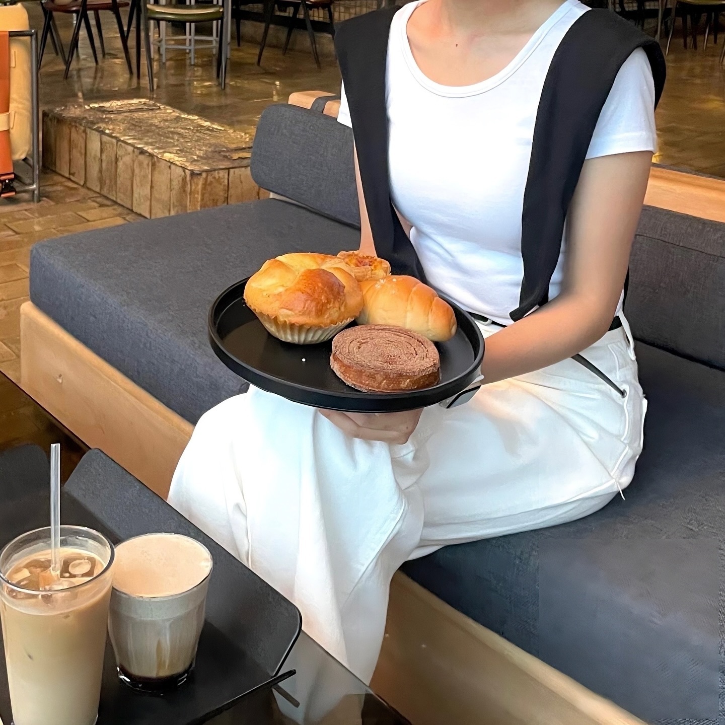 cosmo.40
서구에서 가본 카페중에 제일 넓은 곳🙊 코스모40에 초대받아서 다녀오다ʕ"̮ॽु✚⃞ྉ

🪄카페에서 탁구를 칠 줄은 몰랐는데,, 넘 잼썼다🏓
🪄대형카페는 맛을 기대하지 않고 가는 경우가 많은데 코스모40은 음료도 베이커리도 맛있는 곳🤤

#인천베이커리카페 #인천빵맛집 #베이커리카페 #코스모40 #인천대형카페
