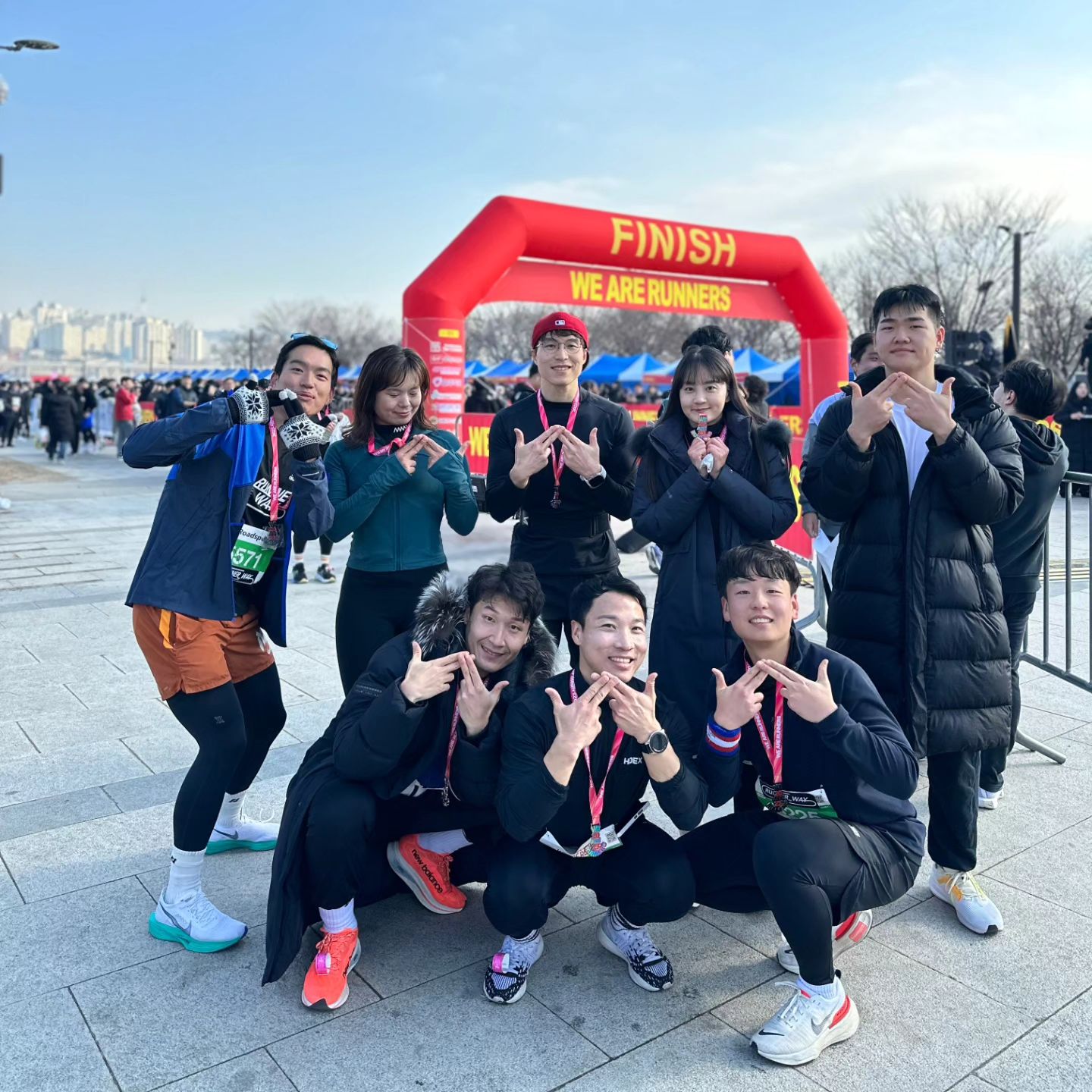 ✨️2023.12.02 토요일✨
❗️처음으로 빠르게 피드❗️

23년에 알게된 내가 많이 좋아하고
아끼는 사람들과 시즌마감레이스
10k 완료

동반주로 다같이 들어가기로 했지만
다리아파서 3km 에서 따로 뛰뛰
그래도 3km까지 노래들으면서
같이 뛰니 행복쓰 

혼자서 뛰뛰 하려했는데
멋진 풀른누나가 그래도 동반주로
뛰기로 한거 같이 뛰자 해서 감동쓰
추운데 느릿느릿 페이스 맞춰주셔서
무사히 10k 완주! 

아프면 포기 할꺼였지만
진짜 엄청 잘뛰시는 풀른 누나가 환자동생 속도 맞춰 뛰어주셔서 😭 
(그래서 포기못함..;;)ㅋㅋㅋㅋㅋ

러너로 전향하려다가
계속 부상이 생겨서 깊은 고민중
부상 생기면 운동쉬는게 타격이
너무 큽니다...ㅠㅠ
(하지만 말안듣고 운동하는 1인)

그래도 다같이 행복하게
운동하니 너무 해피
24년에도 다같이 행복하게
운동했으면 좋겠다!!

#다이어트전후 #다이어트기록 #다이어트계정 #다이어트 #다이어트그램 #다이어트식단 #다이어트일기 #헬린이 #헬스스타그램 #오운완 #직장인다이어트 #시즌마감마라톤 #f45euljiro #f45 #을사오 #러너웨이