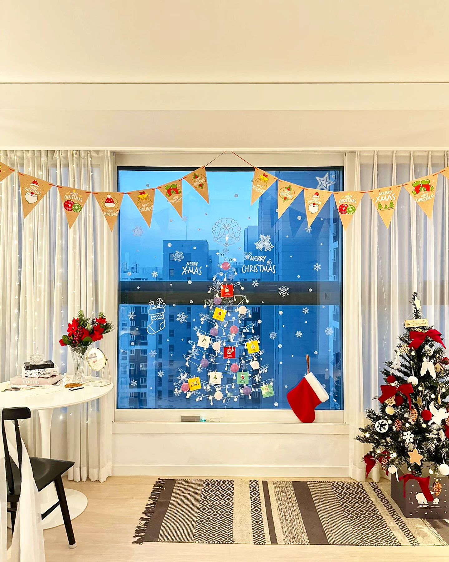 ⠀
🤣착한 일을 엄청~ 많이 했다며
🎁선물을 적어도 2,3개쯤 가져다줄거라고 
잔뜩 기대하고 있는 아이 :-)
🤭야무지게 소원 적고 양말까지 걸어둔 아이 :D
⠀
아직 크리스마스 D-day 30 인데
아침에 일어나서 양말 확인은 왜 하는거야?
너의 순수함이 너무 귀여워 미촤버려!
이대로 쭉- 꼬맹였음하는데
벌써 내년에 초딩
⠀
올해는 일도 안하고 너무 땡가땡가 놀았네
이제 컴백하겠또요......🥲🥲🥲
⠀
#크리스마스트리 #창문트리 #벽트리 #🎄