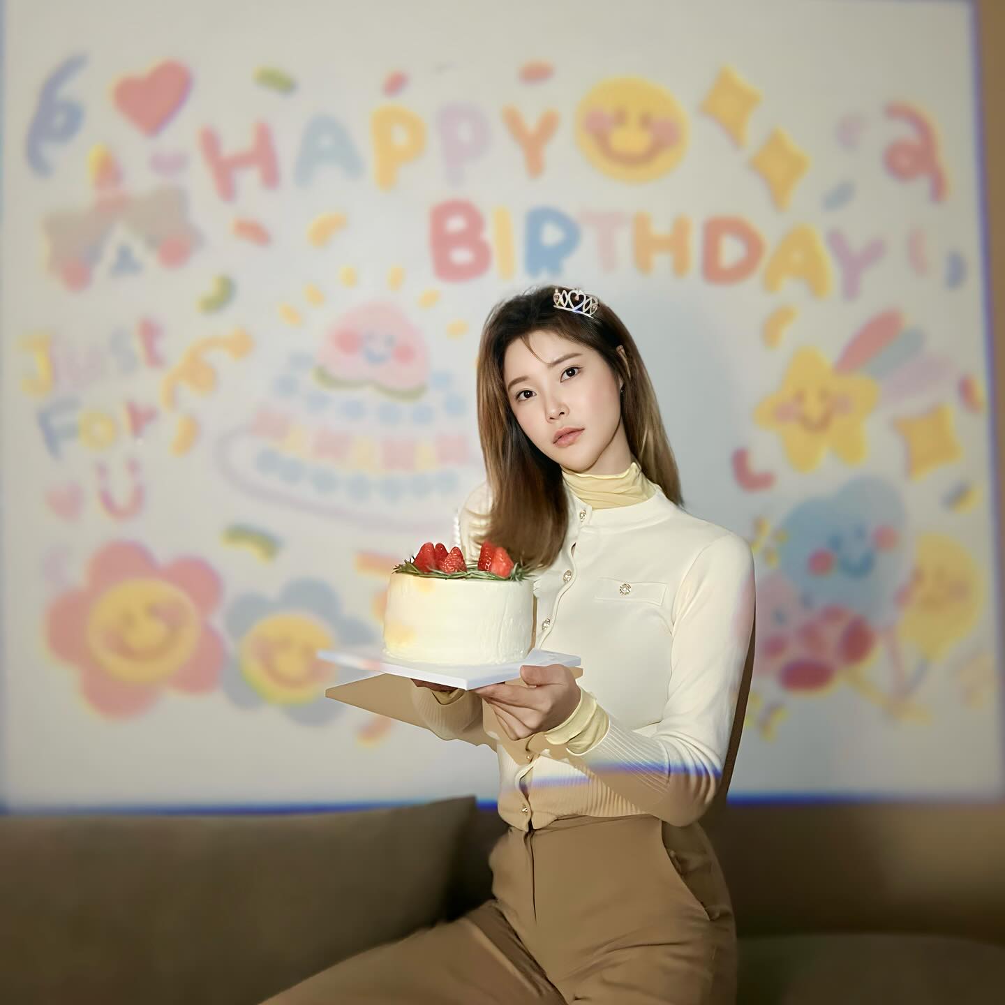 2024년 1월 10일 오늘은 ”엉듀생일“ 
항상 생일 잊지 않고 연락 주신 언니, 오빠, 친구들 항상 고마워
내가 2024년에는 더 잘하고 기도할게요. 아프지 말고 행복하게 건강하게 살자요

내가 만든 생일 케이크, 모든 게 설레고 처음이라 새롭네요🤭

#생일 #생일케이크  #1월10일 #생일파티 #생일꽃다발 #생일꽃다발