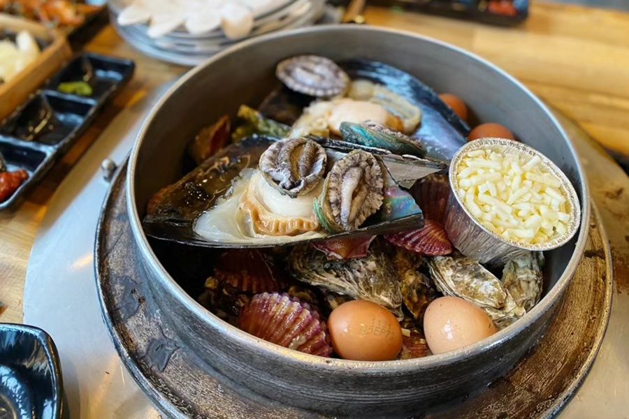 백만년만 #만남 
굴먹자판
#구산면맛집 
#노을보러왔굴🐚🦐🦪🥓 

굴도 먹고
삼겹살도 먹고
해산물 가득
#해물라면 국물도 후루룩

즐거운 #주말그램 
#즐겁다그램 
#맛집그램 
#굴그램
