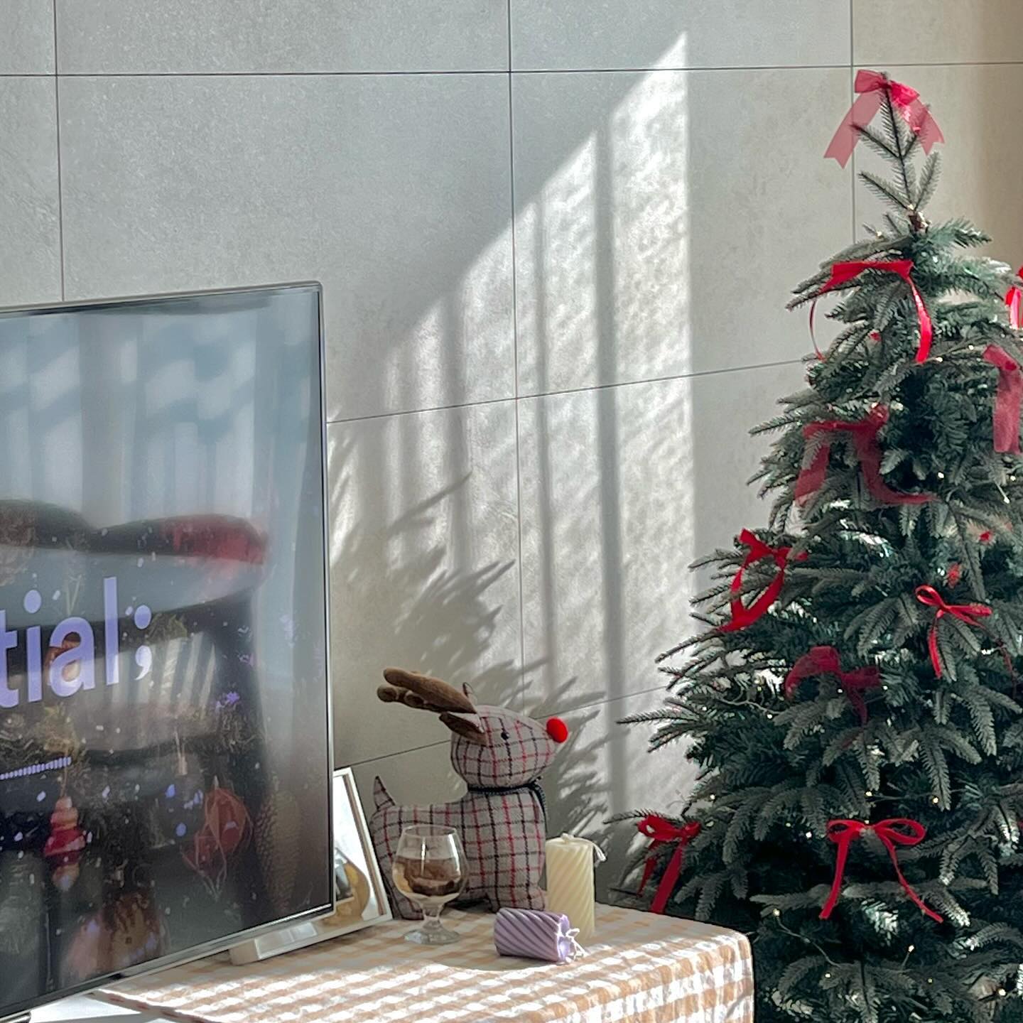 메리크리스마스〰️🎄⭐️🎅🏻♥️

수도권 지역은 눈이와서 
오늘 화이트크리스마스라고 하더라고요!🤧
저는 눈이 잘 안오는 지역에 있다보니 
마냥 부럽기만 하네요~ㅎㅎ
보기만해도 너무 예쁠 것 같은데 
이런 날 또 빙판길이 많으니 조심하셔야 할 것 같아요!
운전해서 다니시는 분들은 안전운전하세요!!🥹♥️