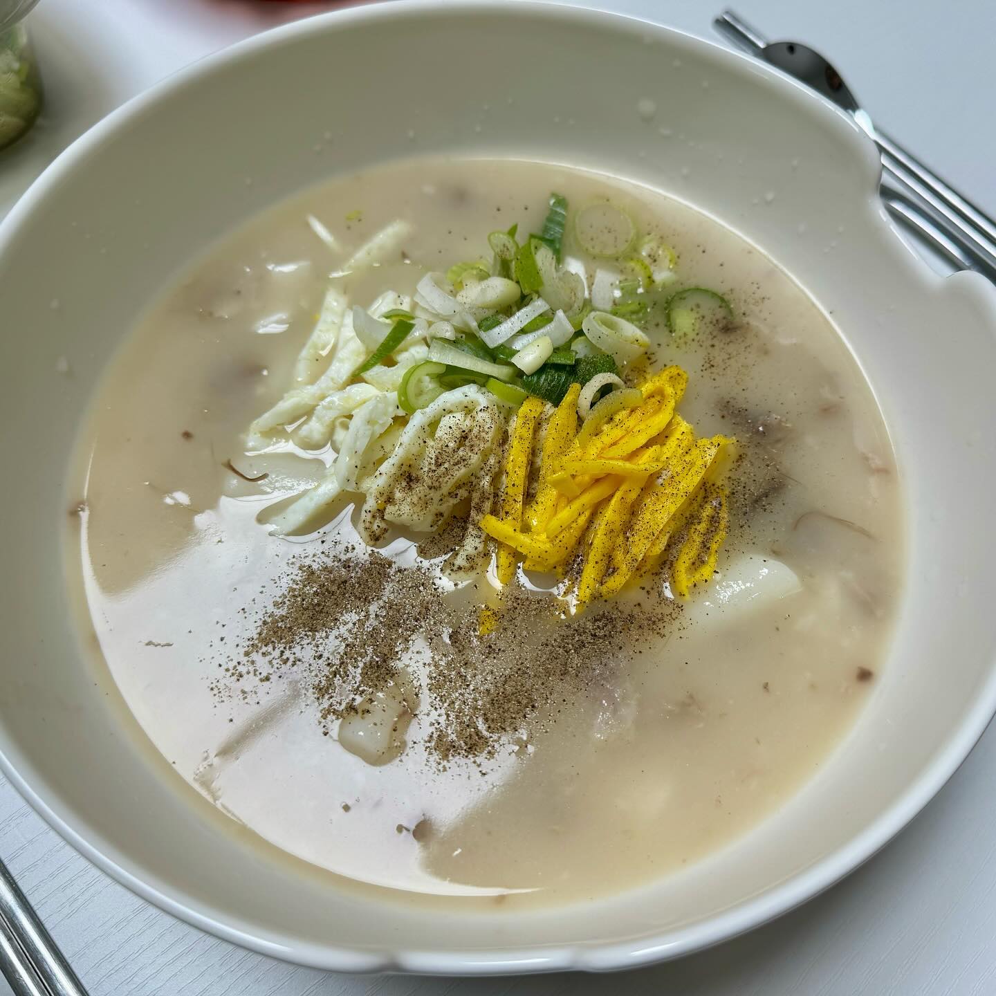 새해 떡국🍲

결혼하고 처음 맞는 새해 첫날!
떡국 만들어서 남편이랑 맛있게 먹었어요😄😍

떡국떡이 없어서 떡볶이떡을 잘라서 넣고 
사골국물에 푸욱 끓여 먹은 떡국!👏👏
조랭이떡 같고 오히려 맛있었어요 히히

2024년 새해에는 좋은 일들만 가득하시길 바래요
모두모두 새해 복 많이 받으세요🤍💛🤍💛

#새해 #2024 #신년 #해피뉴이어 #새해복많이받으세요 
#신혼부부 #신혼부부밥상 #떡국 #사골떡국