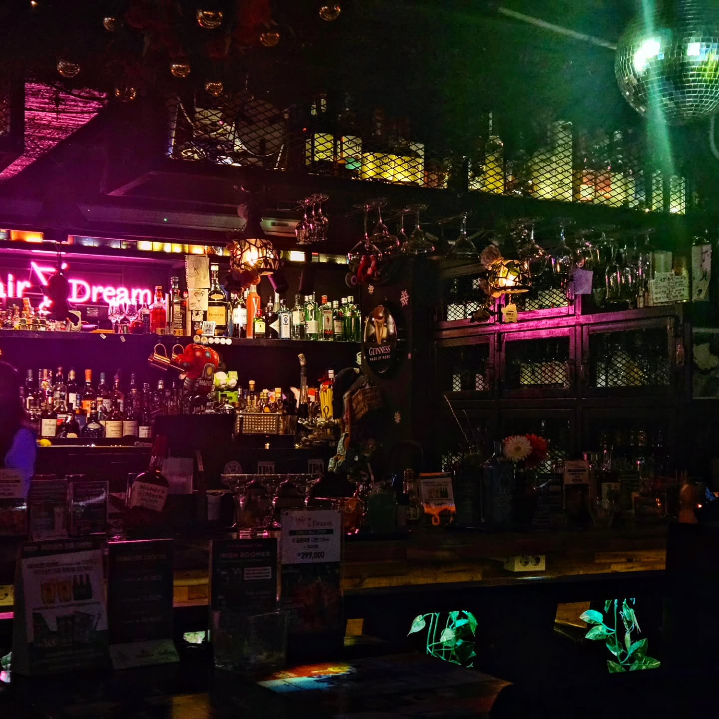 𝙵𝚕𝚊𝚒𝚛 🍸 𝙳𝚛𝚎𝚊𝚖
⠀
❣️ 플래어앤드림
🏠 서울 영등포구 영중로4길 6 2층 (영등포동3가)
▪️ 영업시간 18:30 ~ 04:30 (주말 17:30 오픈)
⠀
#플래어앤드림 #서울술집 #서울칵테일바 #영등포술집 #영등포칵테일바 #영등포역칵테일바 #영등포역술집 #먹팔