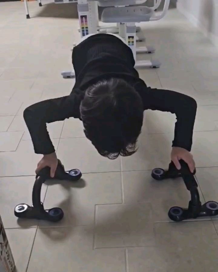 #운동하는남자 🤣 
적당히혀😂

푸쉬업 폼 미쳤다잉ㅋㅋ 

#푸쉬업
#오늘도평화로운도도네