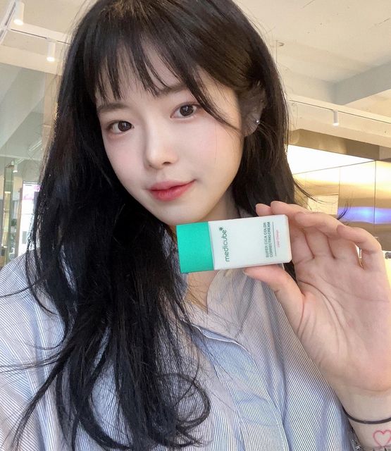 선주 on Instagram: "다른 톤업크림들은 너무 하얗게 뜨거나 핑크색이라서 홍조가 더 도드라졌는데 시카 톤업크림은 정말 홍조있으신 분들한테 완전추천..🫶🏻 . . . #광고#메디큐브#medicube#AD#@m