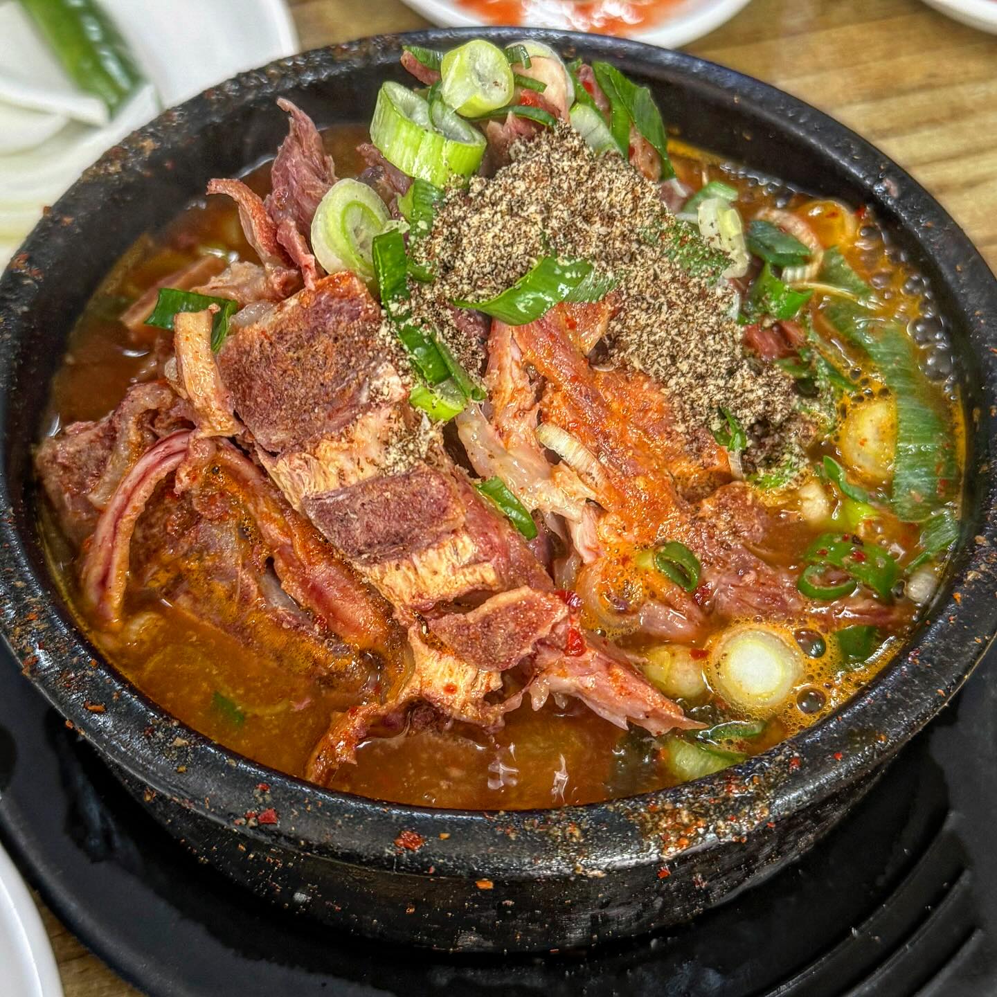#삼성청기와감자탕 
양 많고 맛있다
아들래미가 엄청 툴툴댄다
어머니와 열심히하는 건 좋은데
손님을 대하는 태도가 문제는 문제다