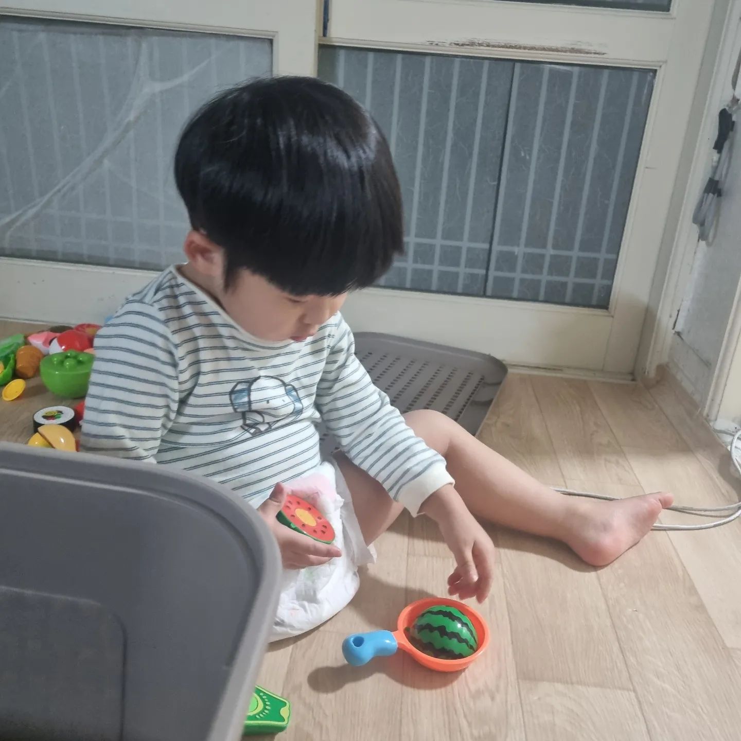 아직도 안자는 도윤이에요ㅜㅜ

소꼽을 다 엎어서  가지고 놀고 있는 모습이에요^^

사랑스럽네요ㅎㅎ

#밤10시24분 #잠도안자고 #놀고있는아들 #아들노는중 #집중최고