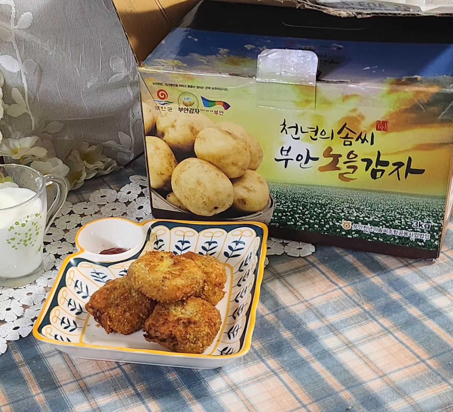#협찬

드디어 #햇감자 가 나오기 시작했어요.
반찬과 간식으로 #먹기좋은감자 떨어지면 안되는 필수 식자재죠.
그냥 삶아먹어도 맛있는 #감자 지만  저희 집은 감자가 나오면 꼭 #감자고로케 를 만들어요.

노지감자보다 #하우스감자 가 더 맛이 좋지요.
해풍을 맞고 생산한 하우스 #수미감자 는 감자 종자 중 당분이 많고 비타민c가 풍부해요.

특히 #부안천년의솜씨조합공동사업법인 에서 브랜드로 판매하는 #부안노을감자 는 빛깔, 당도, 굵기가 우수하고 칼륨 함량이 높아 짠 음식을 많이 먹는 한국인에게 좋다네요.

쪄먹고 볶아먹고 튀겨먹고~
봄감자가 그렇게 맛나대요~