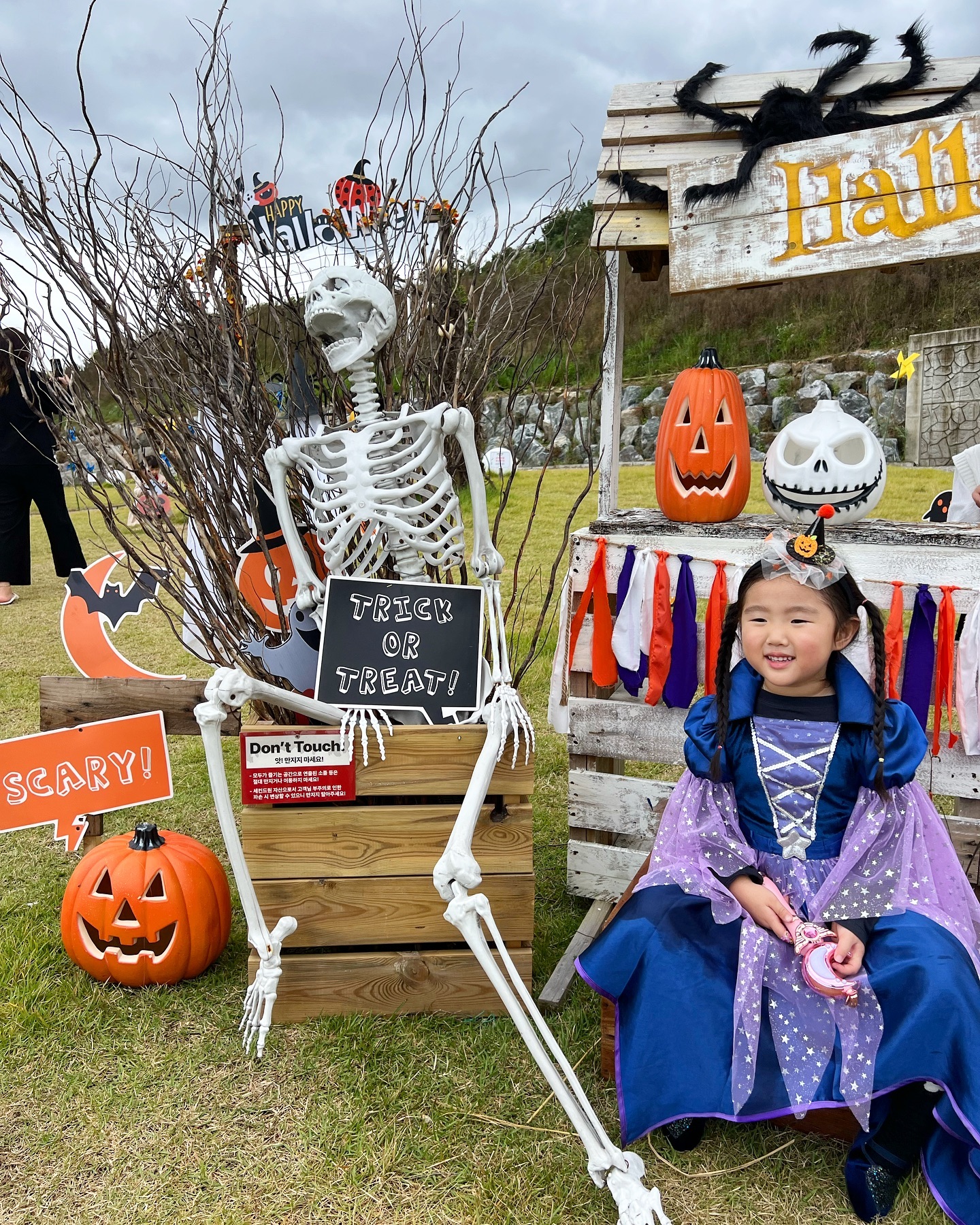 .
세컨드원 카페에서 즐겁게 보낸 할로윈~ 
엄마 눈에 젤 예쁜 사진들 모음 🎃 .
포토존도 너무 좋은데 엄마가 마녀옷을 찰떡으로 입혀드림 😆.
.
빵도 브런치도 맛있고 아이들 데리고 가기 좋아서
강추 카페에요❤️ .
.
.
.
#세컨드원바이브초월점 #할로윈파티 #할로윈코스튬 #꼬마마녀 #아이와가볼만한곳 #아이랑가볼만한곳 #서울근교할로윈카페 #할로윈카페 #할로윈포토존 #아이랑가기좋은카페 #세젤귀