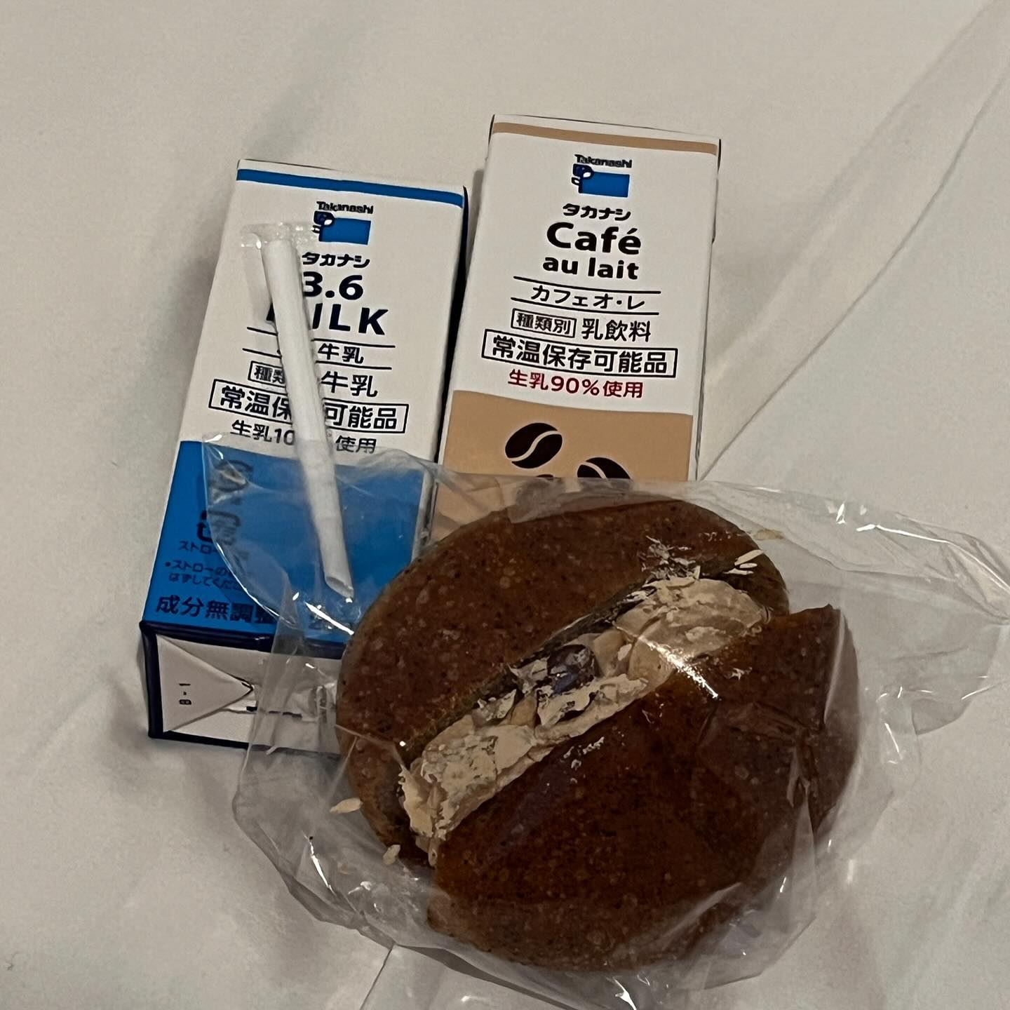 D+4 
도쿄 마지막 날 
공원 가려고 했찌만 체력이 따라주지 않아요….
숙소에서 공부만 하다가 점심 사러 잠깐, 저녁먹으러 잠깐, 야식 사러 잠깐 나갔다옴! 

숙소 근처에 츠케멘 먹으러 갔는데 개마싯서!! 

내 취향의 커피를 드디어 찾았음 !! 씐난다 
요기서는 내 취향 커피가 제일 싸다 …..(것도 좋아) 

도쿄 타워 봐야하나 했지만, 다음을 기약하겠어 

#도쿄여행 #카와사키 #츠케멘 #엘리_여행기록
