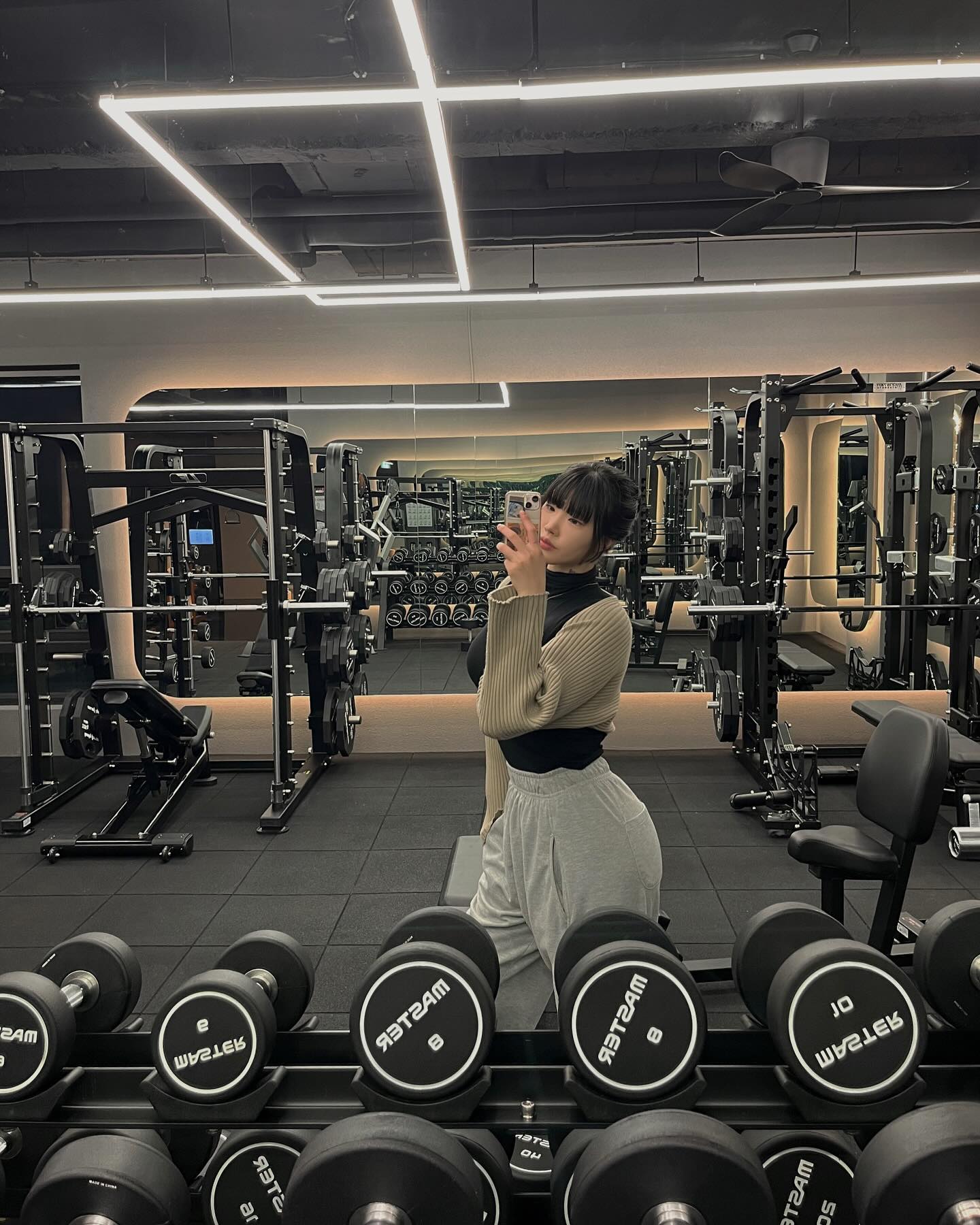 오운완!!!

날이 추워지면서 컨디션 난조로 ㅠㅠ
푹~~ 쉬다가  이제서야  운동을 하다니! 

오랜만에 운동을 열심히 했었는지 
체력을 버티지 못했나봐요! 

오랜만에 운동 시작하시는 분 들은 
천천히! 단계 밟아가면서 하시는 걸 추천 합니다

안그럼 .. 골병나용 ㅎ 헤 헤 

헬스장 대표님이 찍어주신 사진❤️❤️

무엇 인가요 ㅠ 헬스장도 이쁘게 만들어 주시구 샐러드도 잘 만드시구 사진까지 잘 찍어 주시면 유죄 입니다 

대표님👍🏻👍🏻

오늘도 하체 탈탈 털어버렸지 모에용!! 

마치 불금 인 줄 … 내일도 함 해볼까요!!!!

vibement_magok 

마곡 프라이빗 헬스장 바이브 먼트 
피티 헬스 샐러드 까지 완벽✨