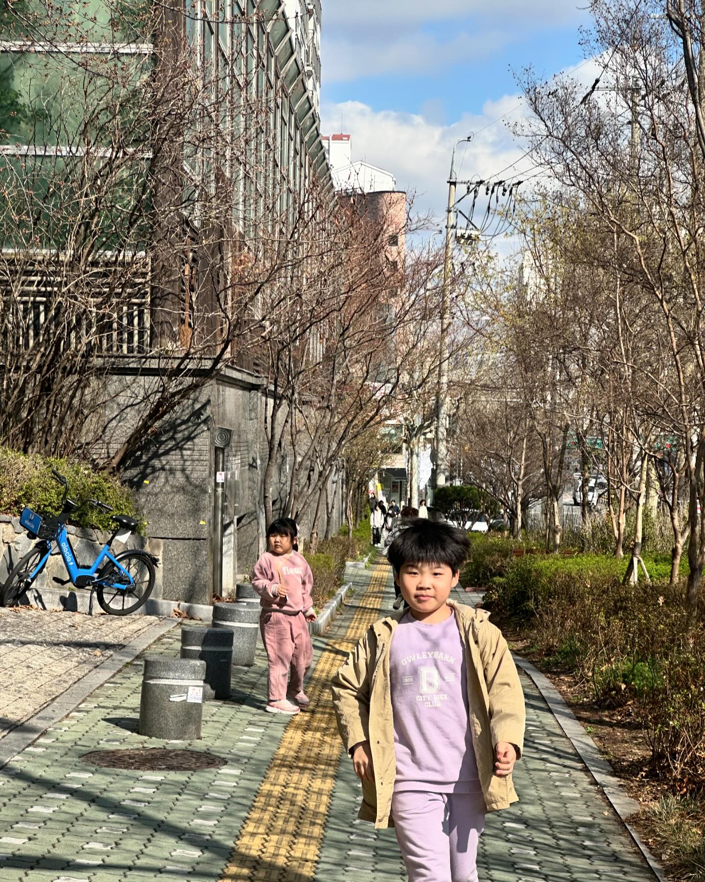 #하교길 이렇게 파란 하늘 너무 오랜만🌿
-
내가 초딩 둘을…. 이런 날이 오다니 아직두 어질어질🌀
하교 길에 군것질을 해야되는데 이 동네는 가게가 없당
다행인가 ㅋㅋㅋㅋㅋㅋㅋㅋ
-
#남매일상 #초딩그램 #남매맘