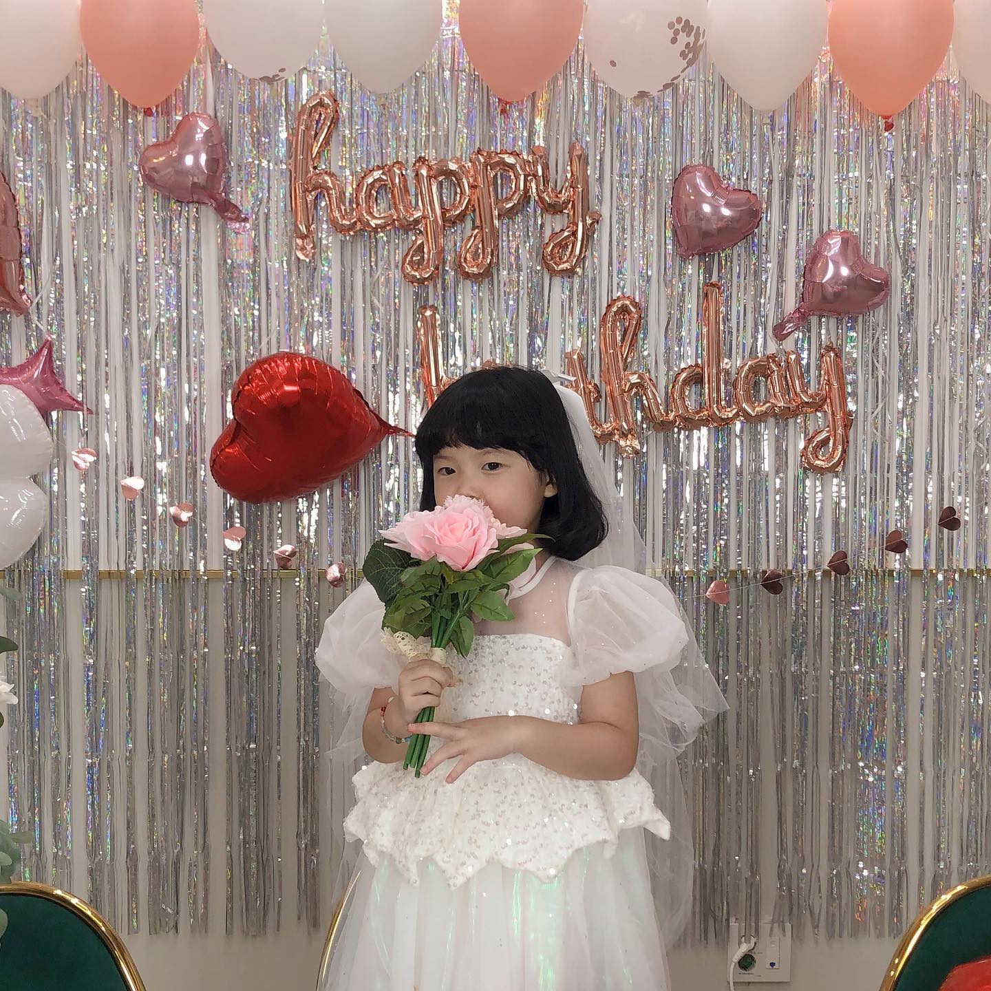 #유라그램#작년생일파티
_
올해 아니구요 작년에 #파티룸 을 빌려서
가족들끼리만 조촐히 파티를 열어줬어요🫶🏻
이 사진을 왜 이제야 올리냐 싶으시죠?
제가 작년에 보정해야디 이러구
홀라당 잊어버리기도 했고
워낙 보정할 사진이 많아서ㅠㅠ
미루기도 하고 보정하다 말고
이래가지구욬ㅋㅋㅋㅋㅋㅋㅋㅋㅋㅋ
최대한 자연스럽게 보정해서 
드됴 완성된 최최최종본입니다아😘
_
곧 유라의 생일이 돌아와요....
한 달하고도 며칠정도 남았는데
올해는 칭구들을 초대하고 싶대요ㅠㅠ
어떠캐 또 해줘야대나 머리 터져요😭
_
작년 생일파티 사진은 쭈욱 이어집니댜
(아직도 보정할 거 한보따리...)