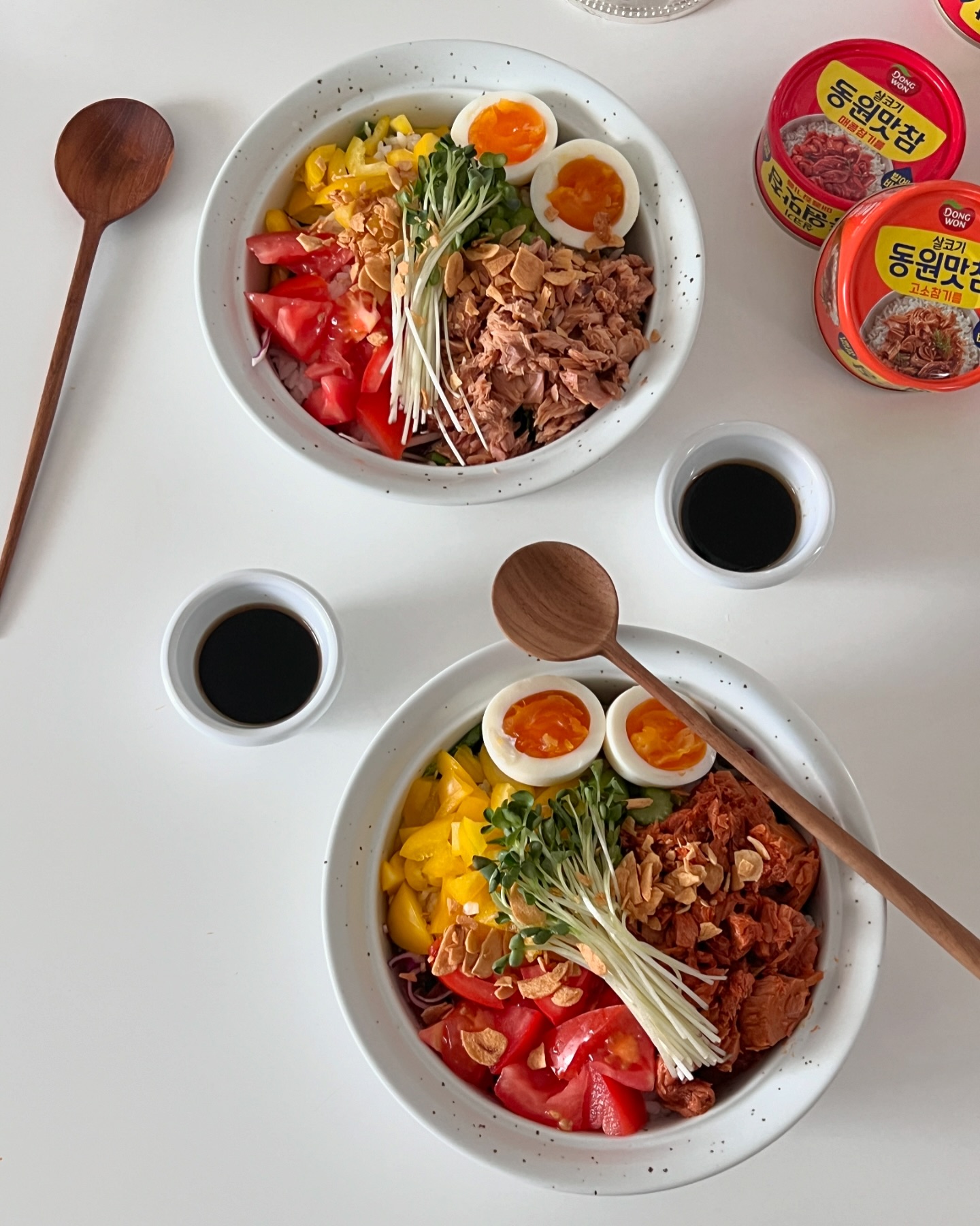 dongwonmall dw.tuna
#광고

요즘 재밌게 보고있는 ‘TVN #언니네산지직송 ’ 방송에서
#동원맛참 을 활용한 맛참비빔밥 레시피를 보고 저도 너무 먹고 싶어서
동원맛참 고소참기름과 매콤참기름 둘 다 먹어봤어요😊

밥에 바로 먹을 수 있는 동원맛참은 
참기름 소스가 살코기에 가득 배어있어 밥에 그냥
붓기만 하면 별다른 양념이나 반찬 없이 맛있게
한 끼를 먹을 수 있어서 간편하면서도 좋더라고요!

42년간 1등을 유지하고 있는 독보적인 브랜드
#동원참치 에서 밥과 함께 바로 먹는 #참기름참치 로
런칭한 것이 바로 동원맛참인데요,

135g 1캔 기준 1일 단백질 영양성분 기준치의 43.6%인
24g의 단백질이 함유되어 있기 때문에
맛과 영양을 한번에 채울 수 있어요

고소참기름 맛은
간장베이스의 참기름으로 풍미 있고 담백한 참기름맛이
꽉 찬 살코기와 어우러져 더욱 고소하고 맛있답니다.
어느 재료와도 잘 어울려서 좋았어요.

매콤참기름 맛은 매콤한 맛이 당길 때 함께 먹으면
더욱 좋을 것 같아요!
맵찔이도 먹을 수 있는 맛있는 매콤함이라 호불호 없이
즐길 수 있답니다.

캔 참치는 보통 찌개로 끓이거나 
볶는 요리에 곁들여 많이 활용했었지만
동원맛참은 뜨끈한 밥 위에 바로 부어 먹는것만으로도
훌륭한 한 끼가 될 수 있는데요,
저는 오늘 참치 포케로 요리를 만들어 봤습니다.
집에 있는 야채와 샐러드채소, 밥, 동원맛참만으로
맛있는 포케를 만들어 먹을 수 있어서 좋았습니다.

캔 안에 든 참기름 소스 덕분에 별도로 
소스를 만들거나 첨가 할 필요가 없었고
기름을 따라내지 않고 한 캔 그대로 넣어 주면 되어
요리 과정이 아주 간단해졌어요

고소한 참기름 풍미가 물씬 느껴져 군침이 도는 #참치포케 였는데요,
여러분들도 요즘 같이 더운 날 요리가 힘들다면 #언니네산지직송참치
동원맛참으로 #간단요리 즐겨보시길 바래요~

#안유진참치 #맛참 #참치비빔밥 #참치주먹밥 #참치요리 #자취요리 #참치레시피