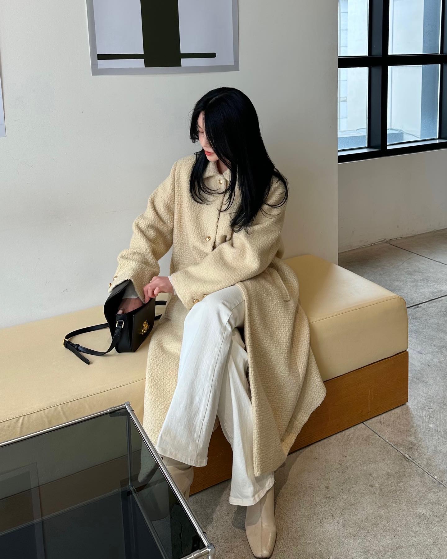 꽉 채운 10장 오랜만이넹💛
얼굴 화사해보이는 옐로우와 베이지 그 사이 중간쯤 컬러 
전체적으로 루즈한핏에 맥시한 기장감으로 뒷트임 되어있고
골드단추 자세히 보면 디테일이 너무 이쁜 그런 아이🪄

•코코 골드단추 롱코트 : 베이지