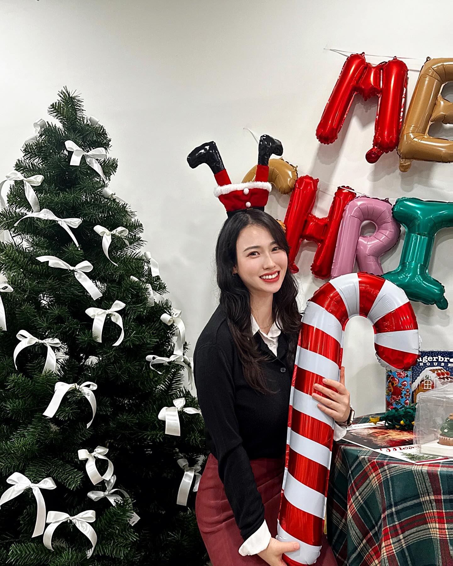 지난 여름 dangdalguri 에서
마카롱 수업에 이어 이번엔 #크리스마스 맞이 해서
친구들이랑 #컵케이크클래스 수강 했당! 🎄⛄️

친구들이랑 맛 섞어서 다양하게
레몬, 얼그레이, 초코 컵케익 위에
산타랑 눈사람이랑 트리랑 그려서 완성!

푸헤헤 중간에 바닐라어쩌고 계랑 실패했지만
그래도 내가 만들어서 그런지 맛있었다ㅎ 😂✌️

친구들끼리, 연인들끼리도 많이 오고
혼자 오시는 분도 계셔서
부담없이 들을 수 있을 것 같다!

#원데이클래스 #구월동원데이클래스 #당달구리