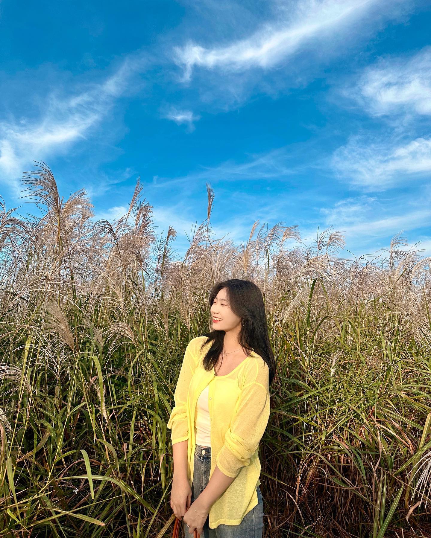 + 🌾☀️
.
.
이제야 올리는 이쁜 사진들 ㅎㅎ
제일 놀라운 사실은 이걸 다 우리 사촌오빠가 찍었다는거😀 아니 왤케 잘 찍냐고 ㅋㅋㅋㅋ

아 사진들 가을 되면 올리려고 했는데 벌써 가을이 지나가는 느낌 뭘까요..?ㅋㅋㅋㅋ
아니 한국은 가을 날씨 좋은거 아니었어요…?왤케 빨리 추워지는건지…..이러려고 한국 온거 아닌데 말이에요ㅠㅠ,,,,
그래도 뭐 러시아는 눈 온다는데 여기는 그 정도가 아니라 다행일수도..?ㅋㅋㅋ
암튼 추우니까 다들 감기 조심하세요🥲💙
.
.
Хотела выставить эти фотки осенью, а походу осень уже прошла ахахах
а говорили что в Корее осенью тепло….
а говорили что осень в Корее самое приятное время года…
а где простите осень….?
Конечно у нас нет снега как в России, но я приехала в Корею за теплом, а у нас тут холодрыга в ноябре🥲
Но всё равно вам немного тепла из Кореи через теплые фотографии☀️

И всем крепкого здоровья в такую погоду, не болейте! 💙
