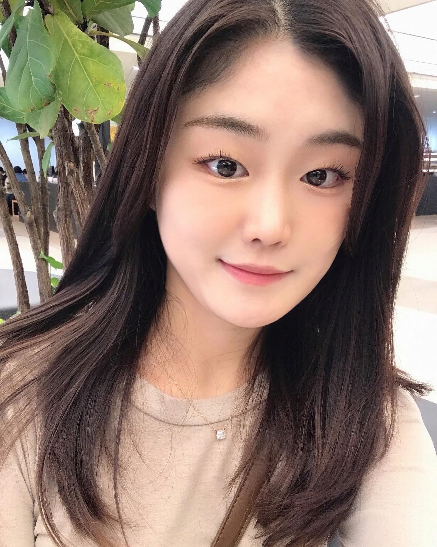 #협찬 #얼빡주의 😉
트렌디함➕자연스러운 터치스비 헤어&메이크업 

확신의 가을 웜톤인지라 사전에 말씀 드렸더니 
어울리는 색조를 써서 자연스럽게 데일리 메이크업 해주셨어요!
스킨을 화장솜에 듬뿍 묻혀서 기초부터 꼼꼼하게 해 주셨고
요새 피둥피둥 살 쪄서 고민인데 쉐딩도 잘 해주셔서😭 
만족도 뿜뿜! 색조들 너무 맘에 들던데 비슷한걸로 살까봐요😶 

손상모+곱슬인지라 머리는 쭉쭉 피고 싶어서 펴 달라고 했는데
제 모습을 본 친구들이 칭찬일색이어서 기분 좋드라구용😚
특별한 약속이 없었음에도 그냥 집가기 너무 아쉽고 ➰

초반에 원하는 스타일이 있는지 물어봐 주시고 
니즈에 맞춰 시술해 주셔서 너무 좋아씁니당🫶🏻
압구정역 4번출구에서 도보 3분 거리라 접근성도 조와요 👍🏻

#데일리메이크업 #면접메이크업 #하객메이크업 #웨딩메이크업 #혼주메이크업 특별하지 않은 날에도 특별하게 만들어 주었던 touchesby_makeup 😚✨

📍 서울 강남구 논현로155길 10 터치스비 2층

#강남메이크업 #압구정역메이크업 #압구정역헤어 #신사동메이크업 #신사동헤어 #강남메이크업 #메이크업샵추천 #가로수길메이크업 #가로수길헤어 #강남메이크업 #메이크업샵 #여름메이크업 #데일리메이크업샵 #메이크업샵추천 #터치스비헤어 #셀카 #터치스비메이크업 #안은지피셜 #김광규포즈 #😉